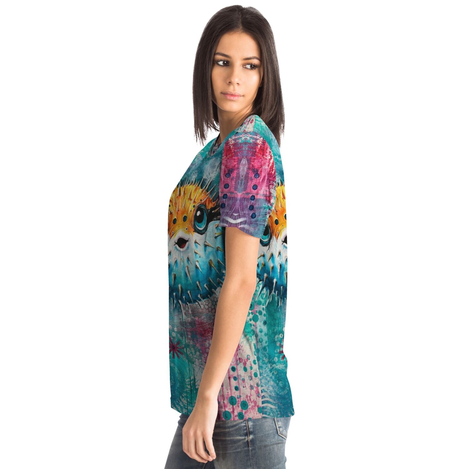 Frau trägt buntes T-Shirt mit Kugelfisch-Motiv im Stil von Diamond Painting und Malen nach Zahlen