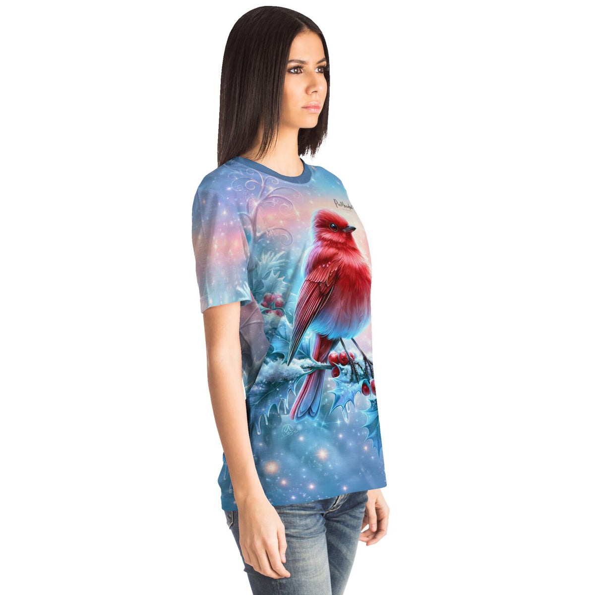 Frau trägt blaues T-Shirt mit rotem Vogelmotiv, inspiriert von unseren beliebten Malen nach Zahlen und Diamond Painting Sets