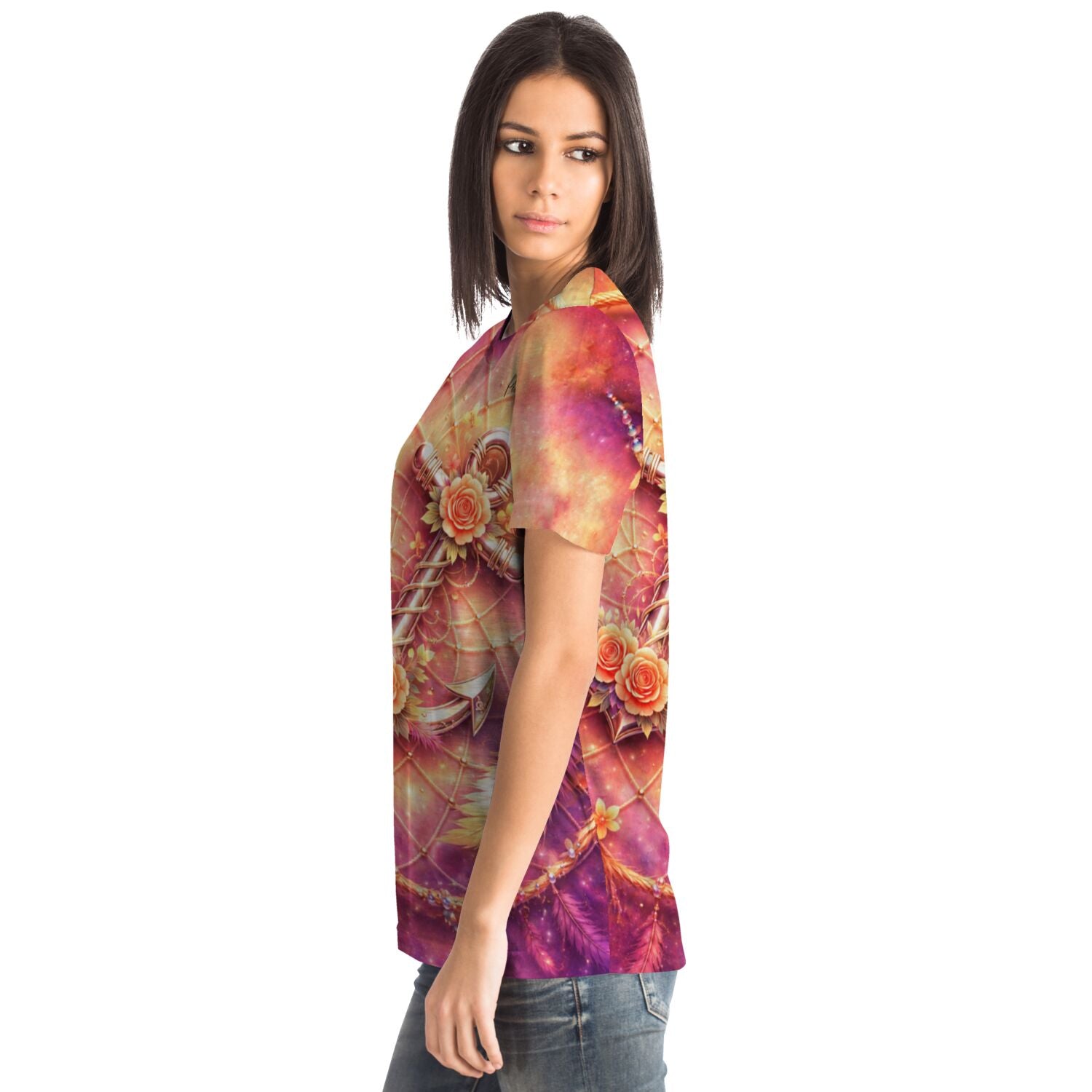 Frau trägt Dreamer T-Shirt mit buntem Traumfänger und Blumen-Motiv im Stil von Diamond Painting Kunst
