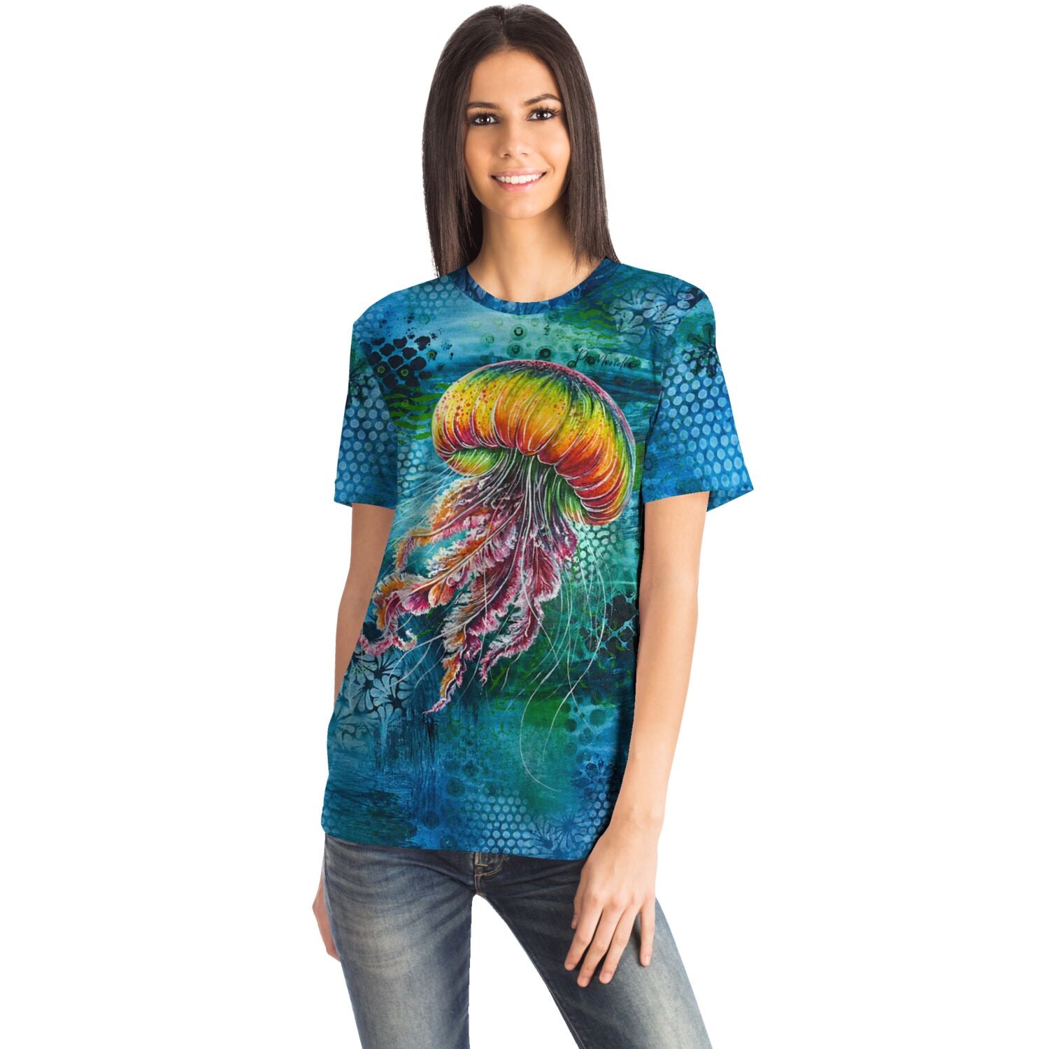 Frau trägt blaues T-Shirt mit buntem Quallen Motiv, inspiriert von Diamond Painting und Malen nach Zahlen Kunst.