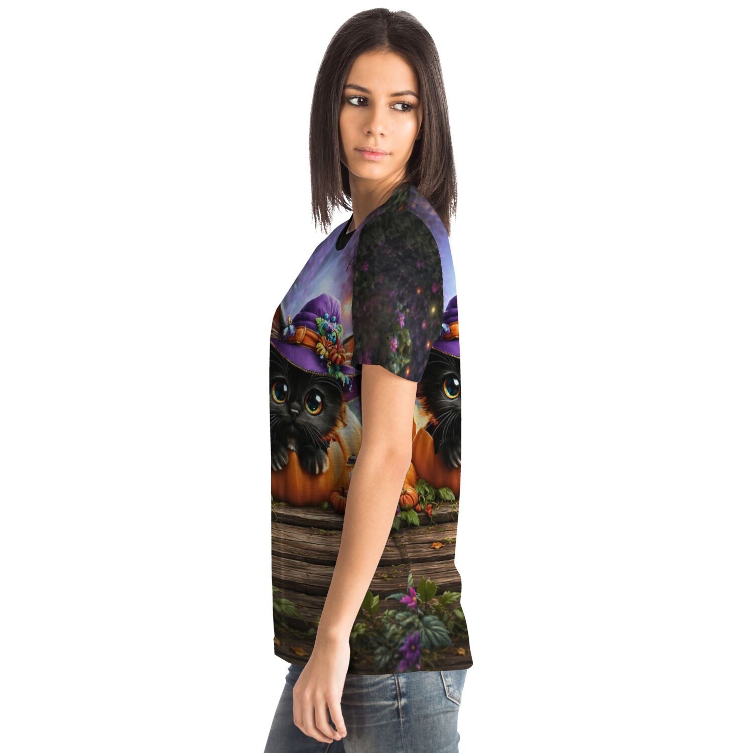 Frau trägt T-Shirt mit Herbstpfötchen Motiv: süße schwarze Katze mit Hexenhut im Kürbis, wie bei Malen nach Zahlen Kunst.