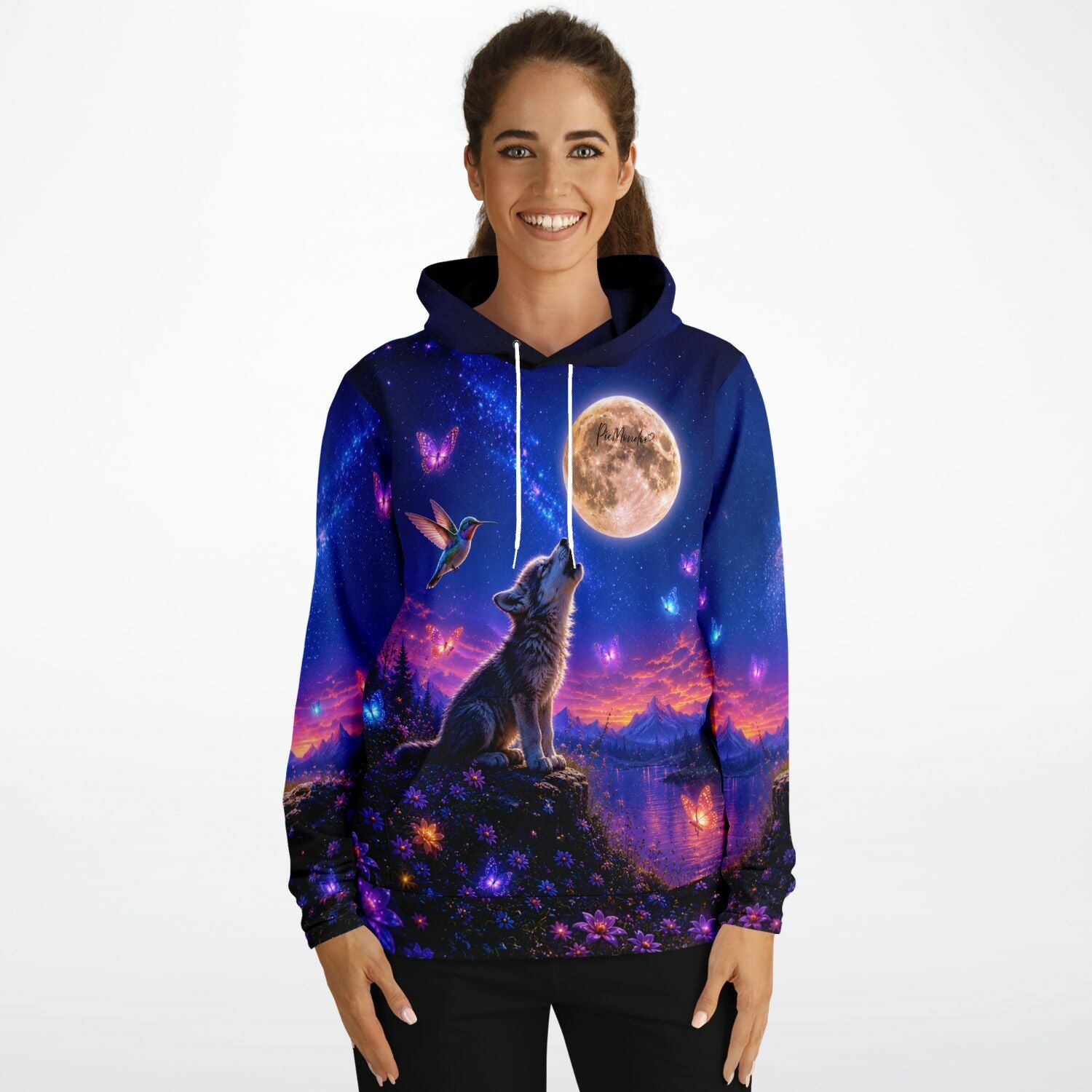 Dreamer Hoodie mit Vollflächendruck: Wolf heult unter Vollmond, umgeben von leuchtenden Blumen und Schmetterlingen.