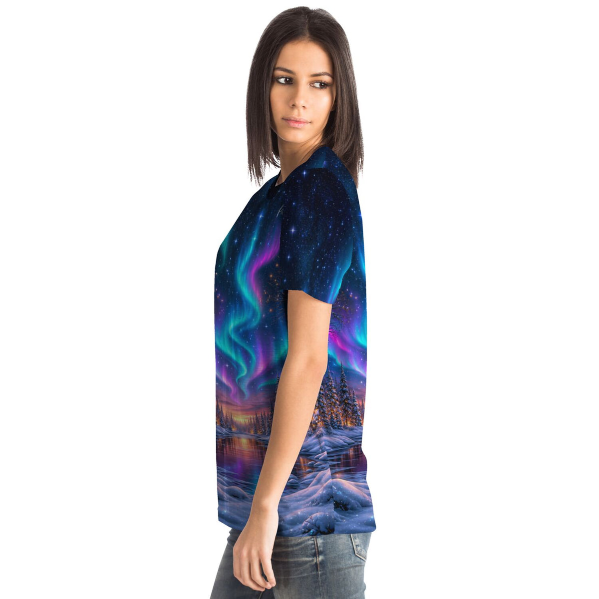 Frau trägt Dreamer T-Shirt mit Polarlichter-Motiv, das an ein Diamond Painting oder Malen nach Zahlen Design erinnert.