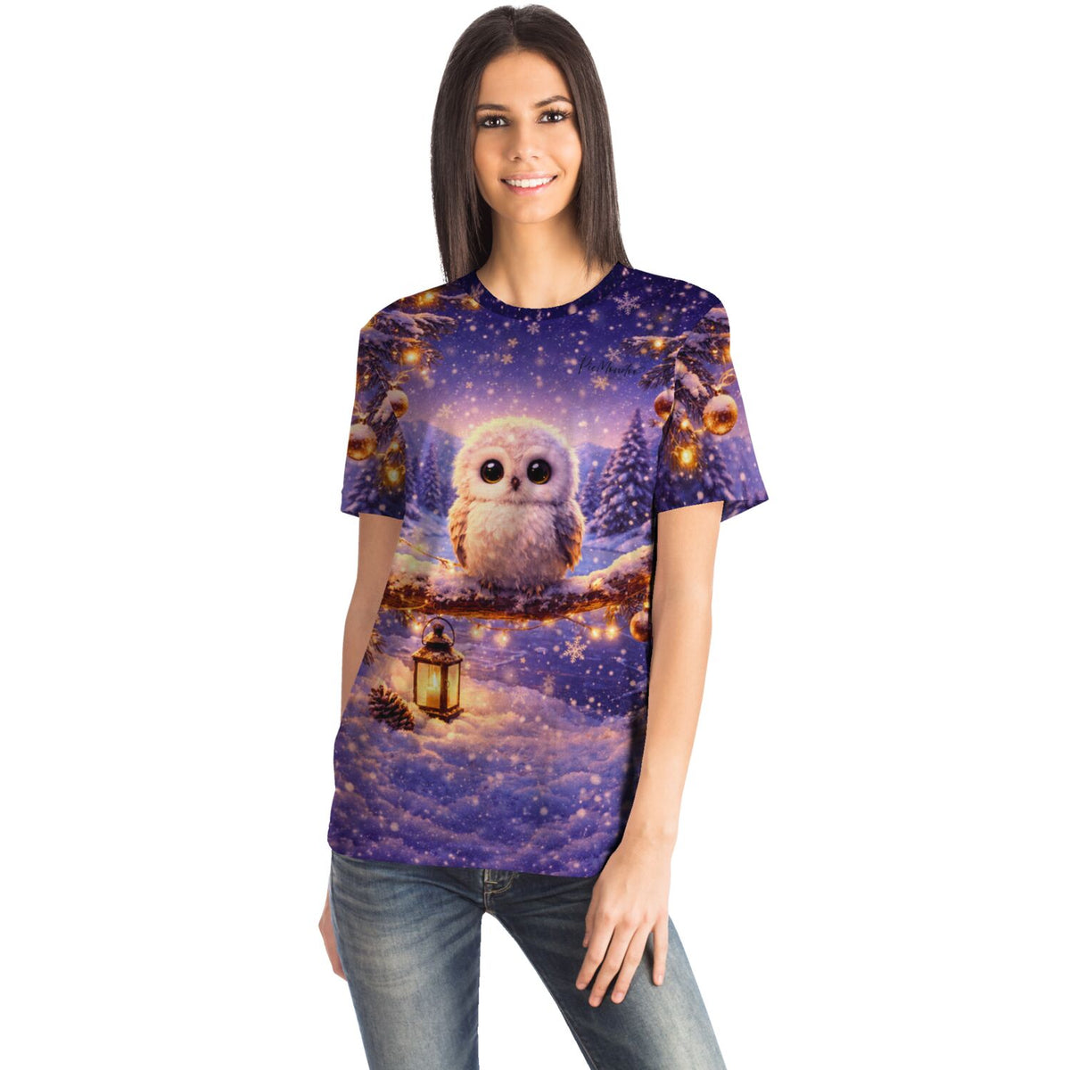 Frau trägt T-Shirt mit Eulen-Motiv im Winterwald, inspiriert durch Diamond Painting und Malen nach Zahlen Designs