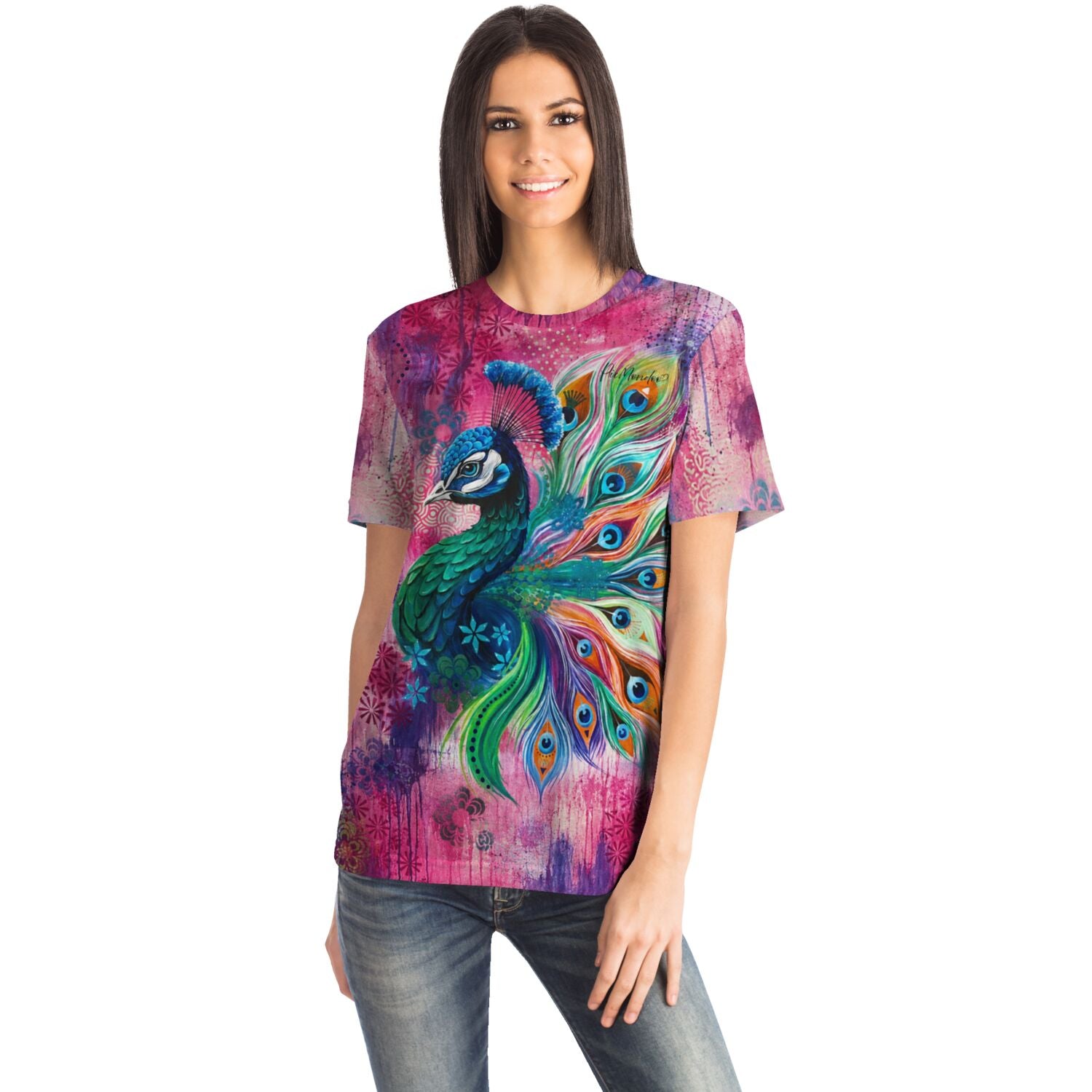 Frau trägt Dreamer T-Shirt mit buntem Pfauenmotiv im Stil von Diamond Painting und Malen nach Zahlen Kunstwerken