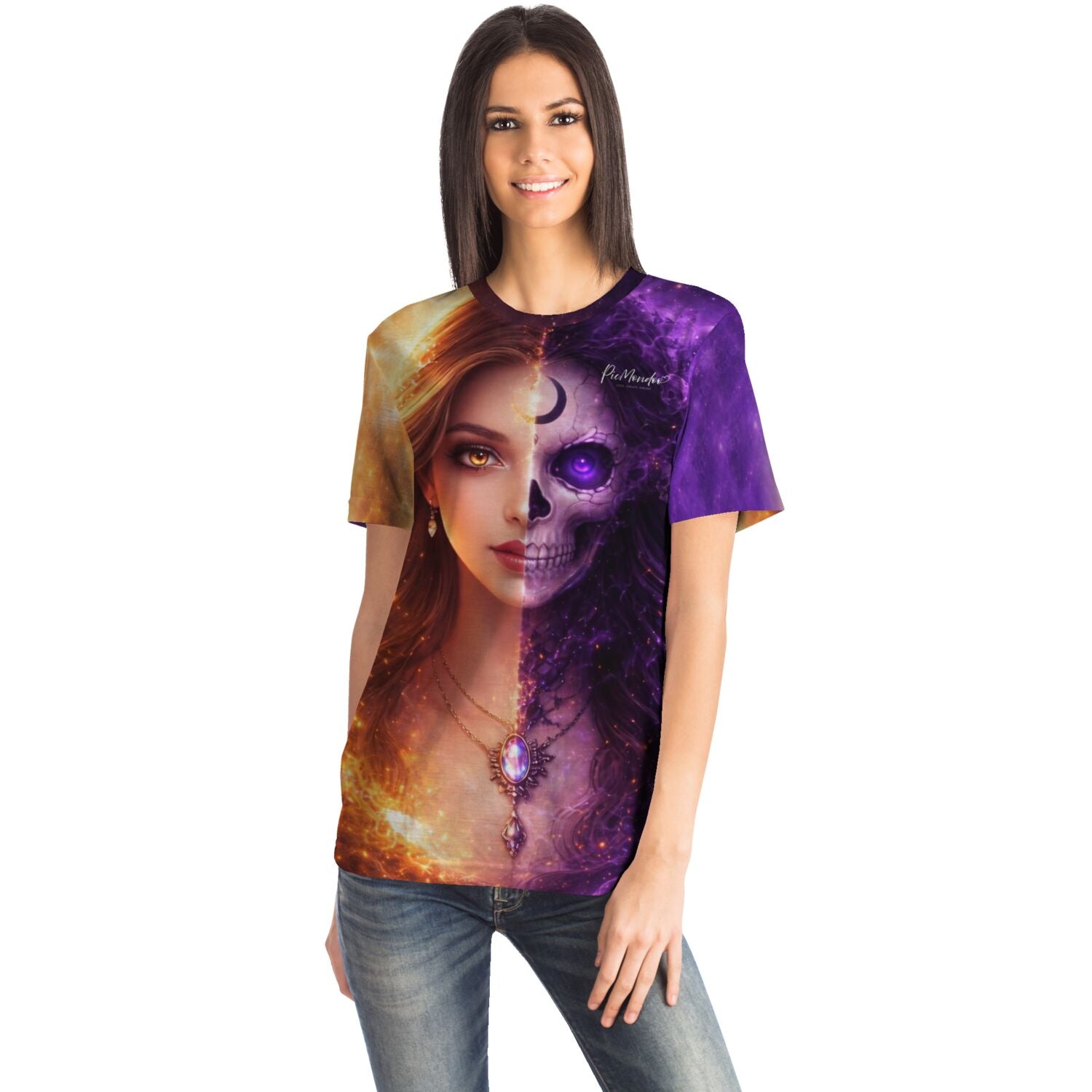 Frau trägt Dreamer T-Shirt mit mystischem Motiv in Gold und Violett, passend zu Diamond Painting und Malen nach Zahlen