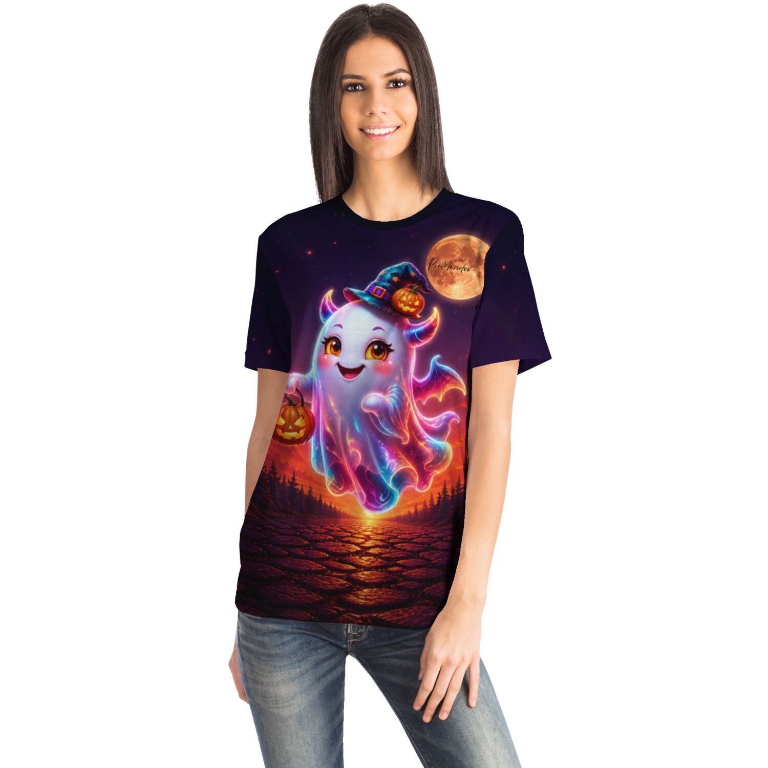 Frau trägt T-Shirt mit niedlichem Halloween-Geist-Motiv, das sich auch als Diamond Painting oder Malen nach Zahlen eignet
