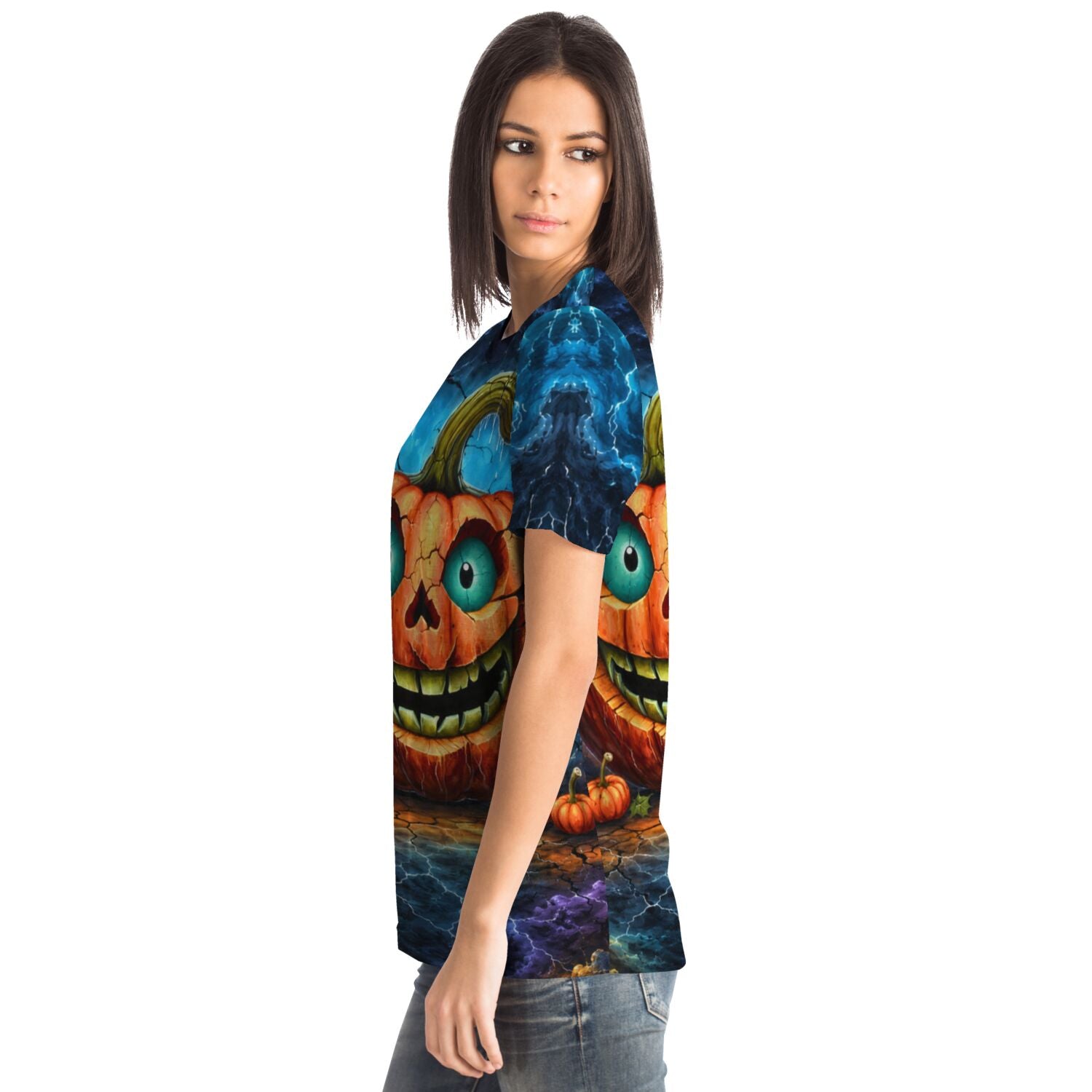 Frau trägt ein T-Shirt mit gruseligem Kürbis-Motiv, das perfekt zu Halloween-Malen nach Zahlen oder Diamond Painting passt.