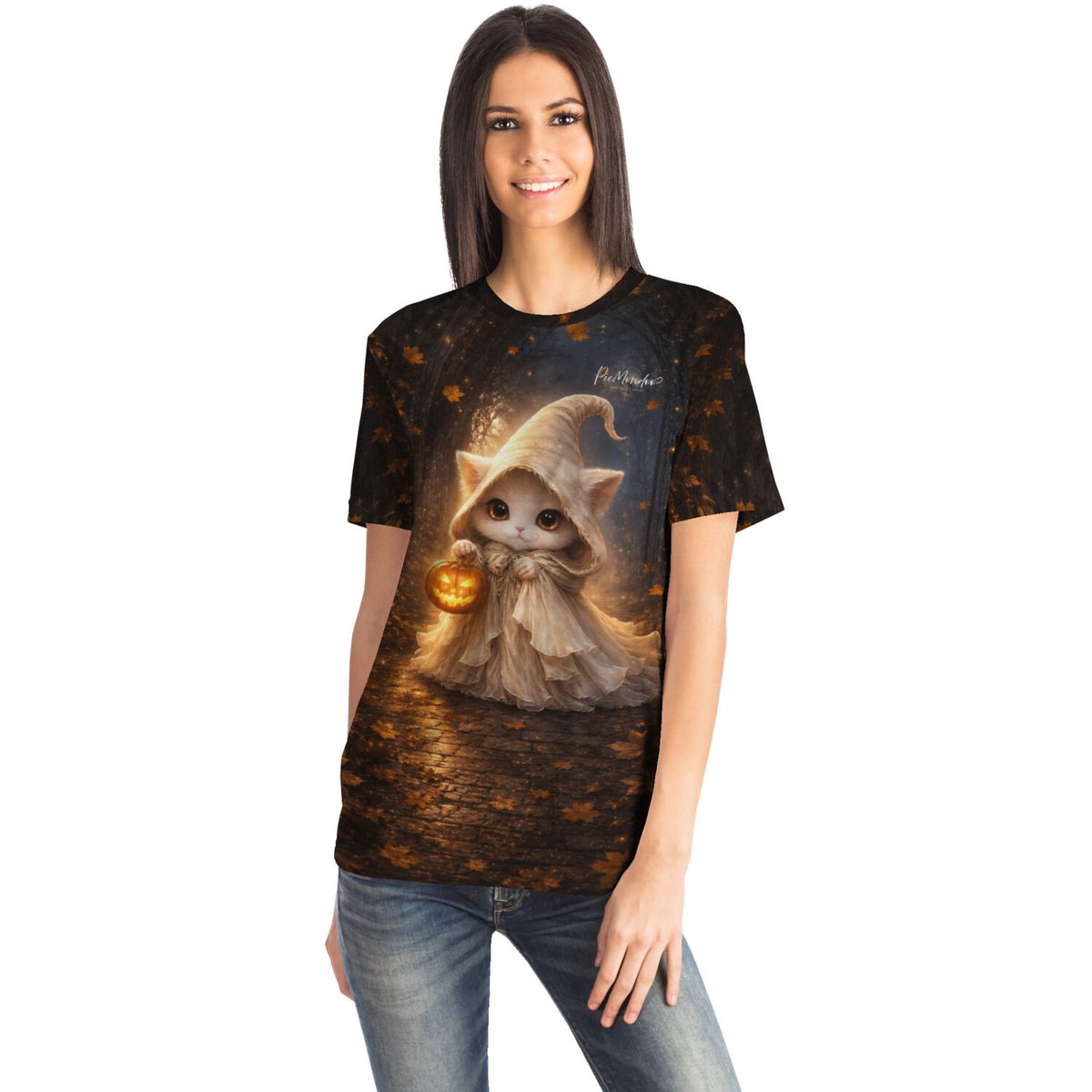 Frau trägt T-Shirt mit niedlichem Katzen-Hexen-Motiv und Kürbis, perfekt für Fans von Diamond Painting und Kunstmotiven.