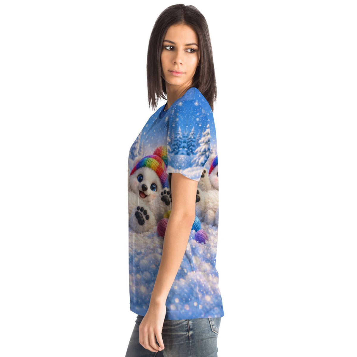 Frau trägt blaues T-Shirt mit Diamond Painting Motiv: süßer Eisbär im Schnee, passend zu Malen nach Zahlen für Erwachsene.