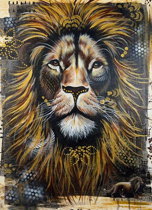 Diamond Painting Löwe mit prachtvoller goldener Mähne in Schwarz-Gold Optik, majestätisches Tierporträt als DIY-Set.