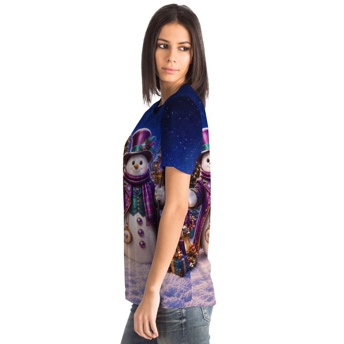 Frau trägt ein T-Shirt mit Winterzauber-Motiv, inspiriert von festlichen Diamond Painting und Malen nach Zahlen Designs.