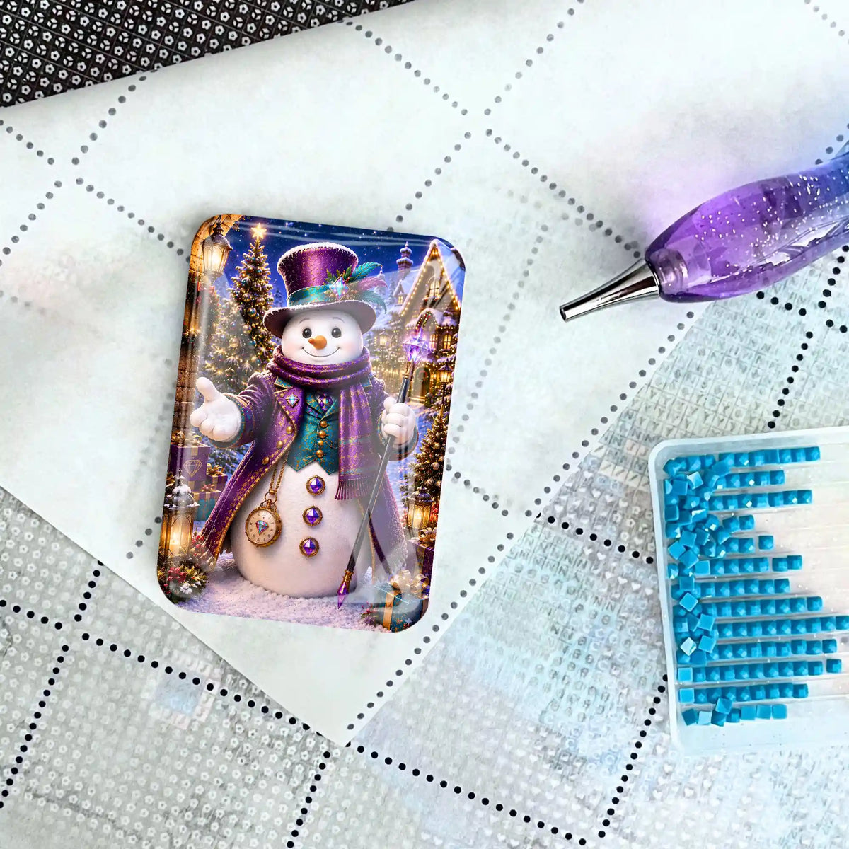 Magnetischer Coverminder mit Schneemann-Motiv für Diamond Painting auf einer Leinwand mit Stift und Glitzersteinen