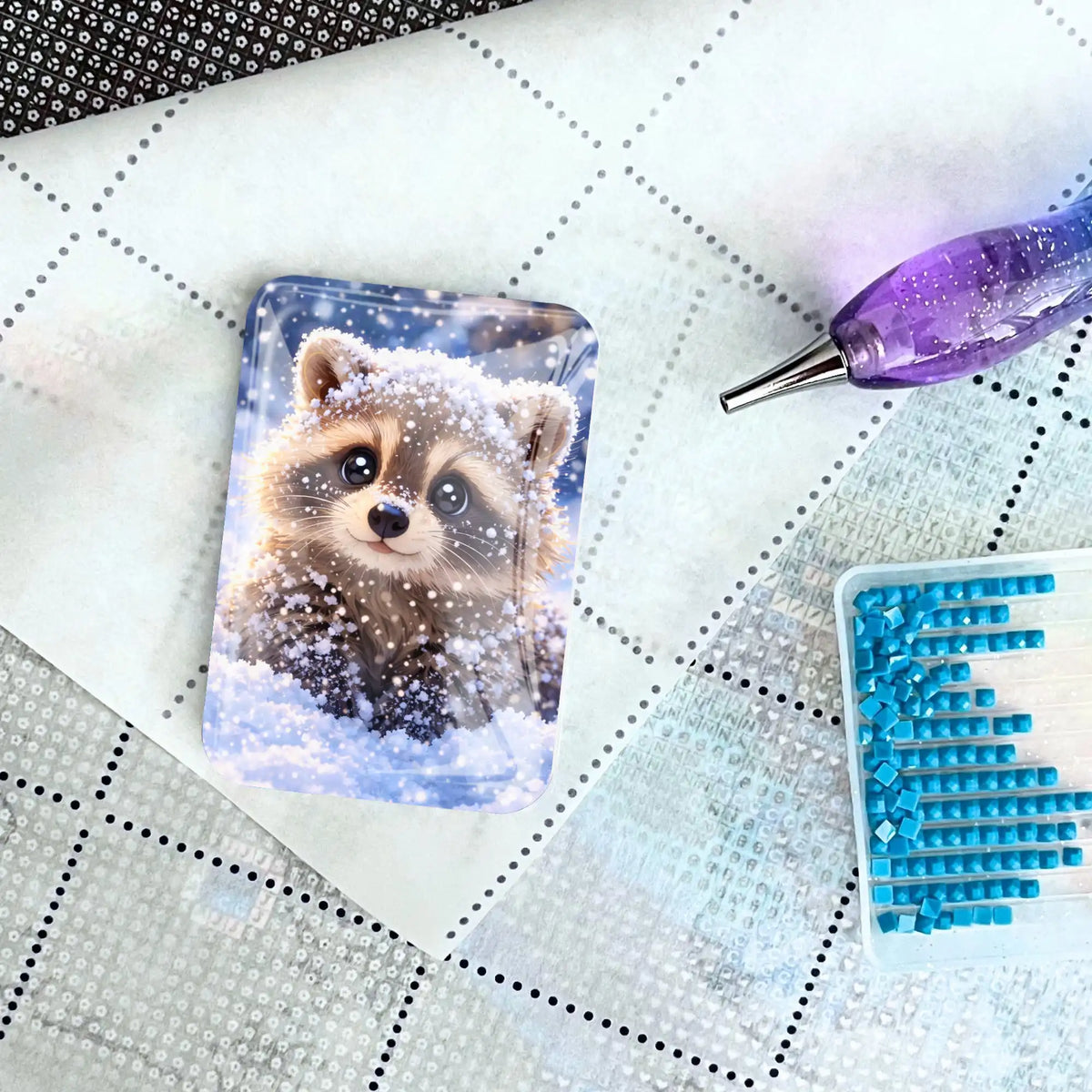 Nivali Waschbär Glas-Coverminder auf Diamond Painting Leinwand mit Glitzersteinen und Stift