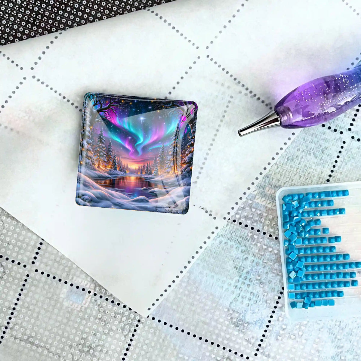 Magnetischer Diamond Painting Cover Minder mit Nordlicht-Motiv auf Leinwand mit Stift und Glitzersteinchen