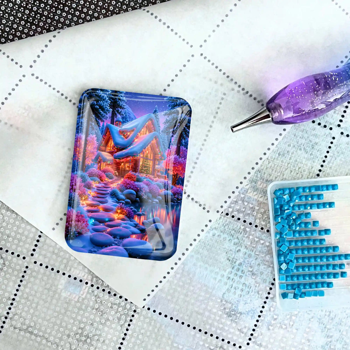 Glas-Coverminder mit Weihnachtshaus-Motiv auf einer Diamond Painting Leinwand mit Stift und Glitzersteinen