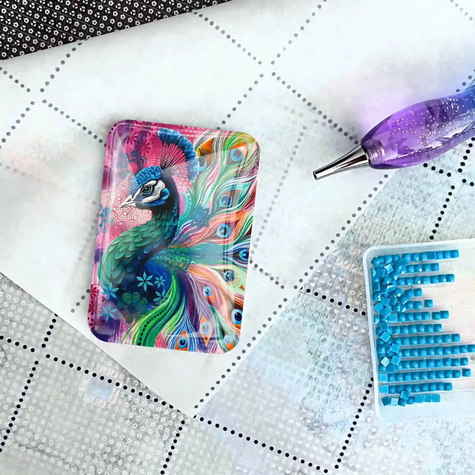 Diamond Painting Cover Minder mit Pfauen-Motiv auf Leinwand mit Glitzersteinen und Stift als Zubehör
