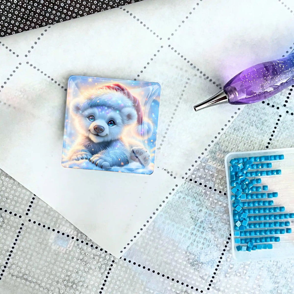 Magnetischer Diamond Painting Cover Minder Motiv Schneefunkel Eisbär auf Leinwand mit Glitzersteinen und Stift
