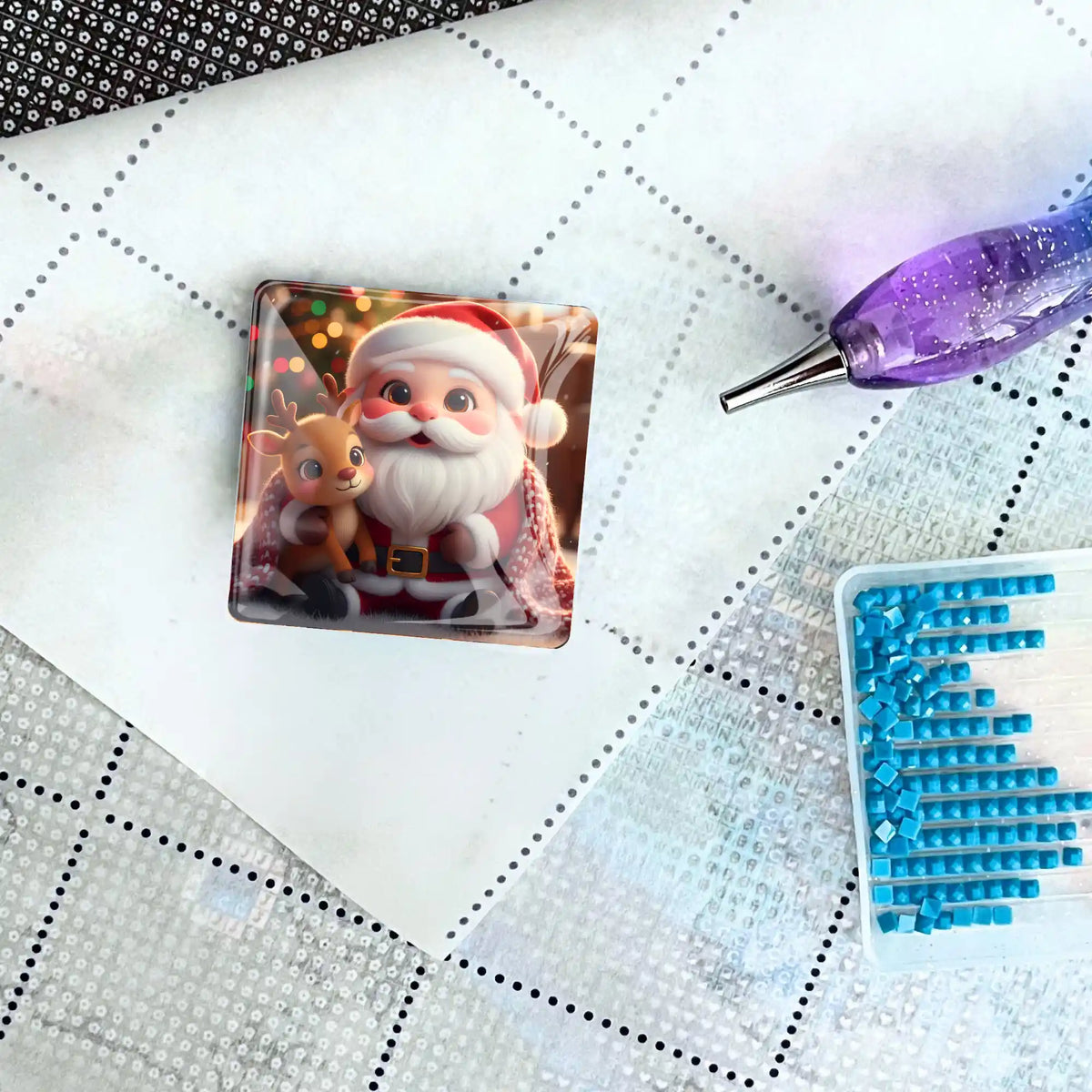 Weihnachtlicher Diamond Painting Cover Minder mit süßem Weihnachtsmann und Rentier auf einer Diamond Painting Leinwand