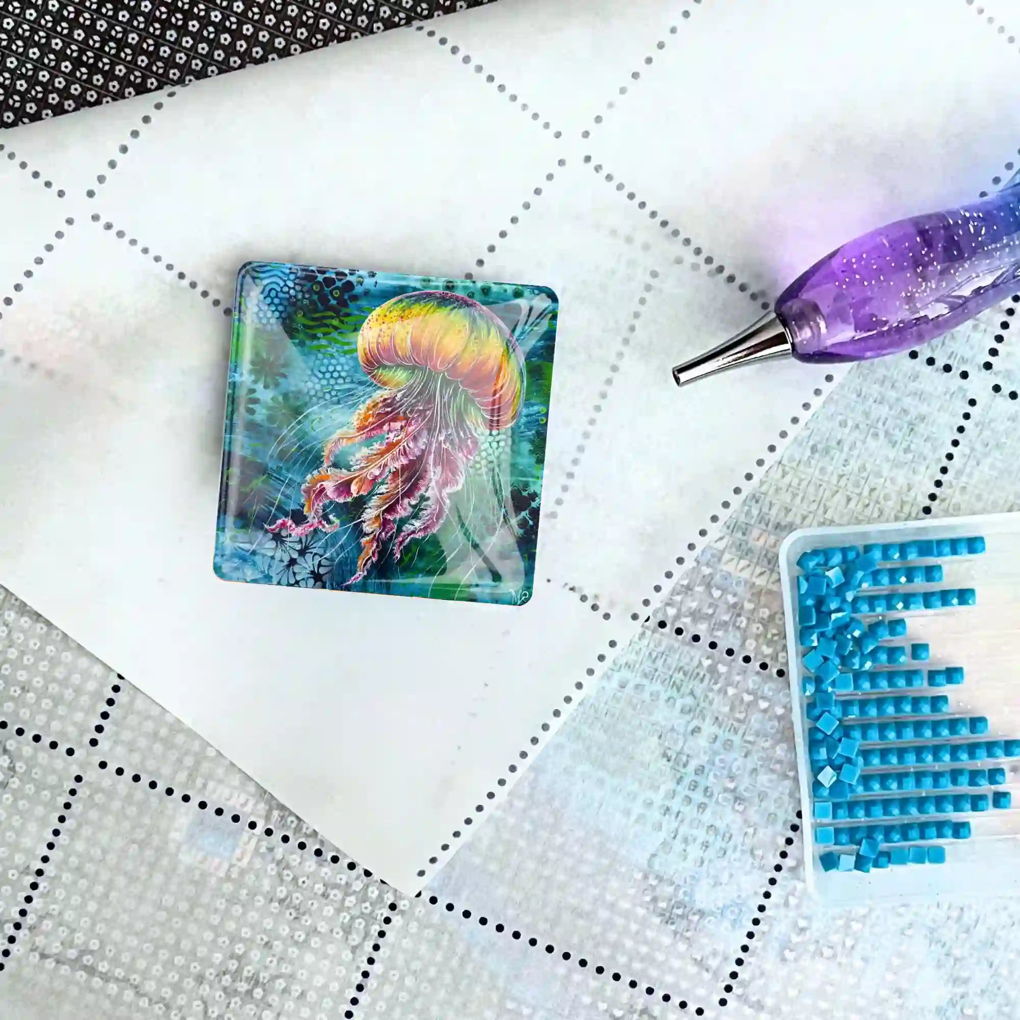 Medusa Solaris Cover Minder aus Glas zur Fixierung der Leinwand bei deinem Diamond Painting Projekt mit Stift und Steinen
