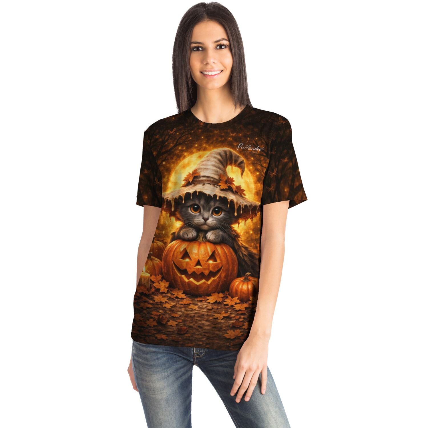 Frau trägt ein T-Shirt mit Diamond Painting Motiv: Eine kleine Katze als Kürbishexe vor einem Vollmond in Herbststimmung