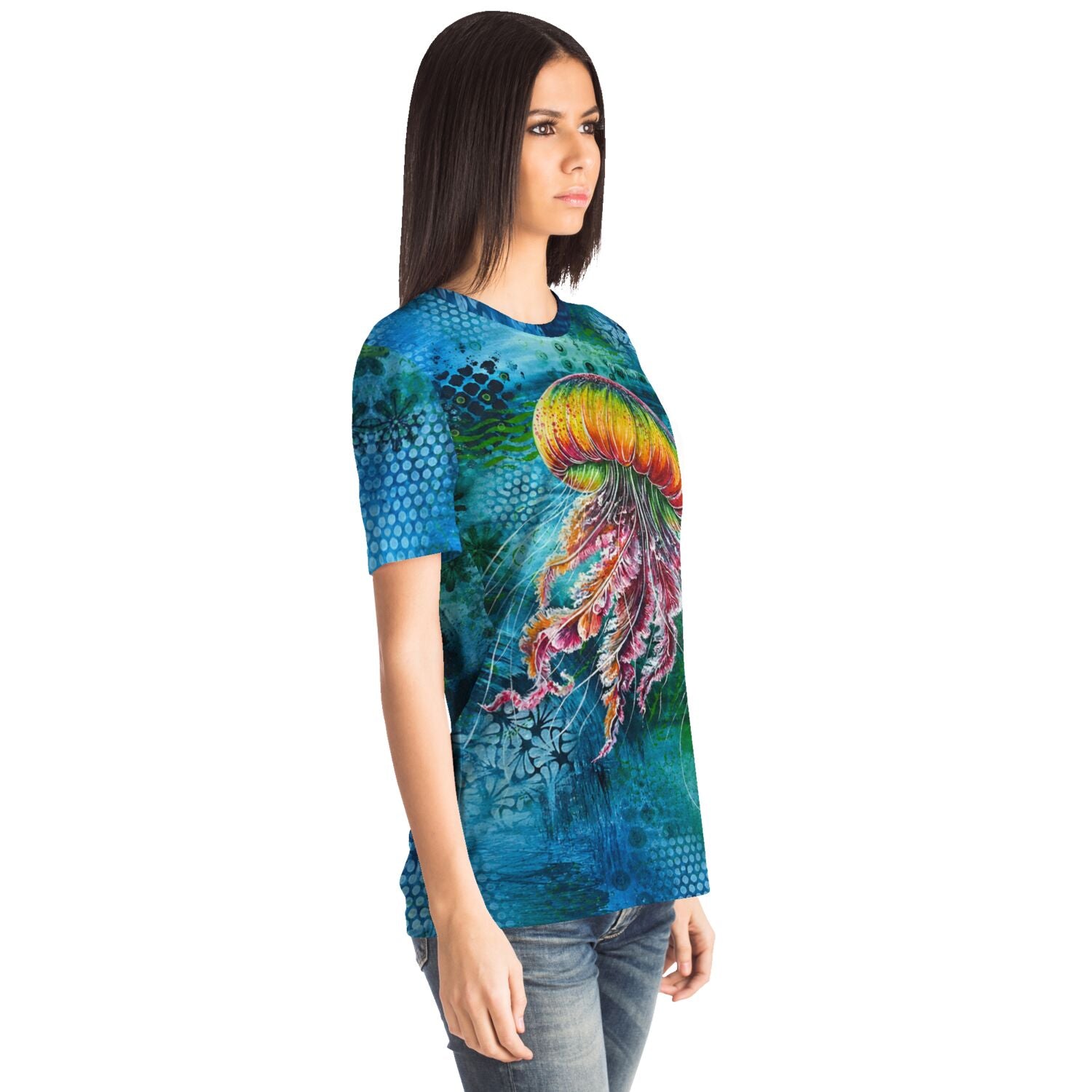 Frau trägt blaues T-Shirt mit buntem Medusa Solaris Motiv im künstlerischen Stil, wie bei Diamond Painting und Malen nach Zahlen