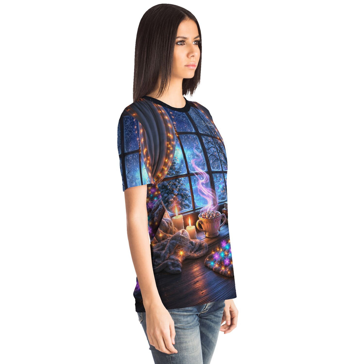 Frau trägt Dreamer T-Shirt mit weihnachtlichem Motiv, gemütlicher Szene mit Kerzen, Heißgetränk und winterlichem Fenster