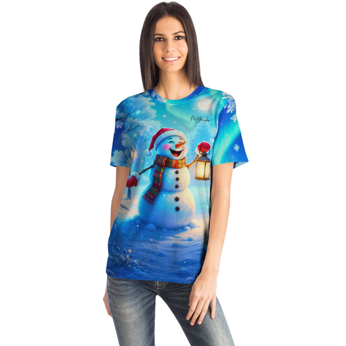 Frau trägt blaues Diamond Painting T-Shirt mit fröhlichem Schneemann-Motiv, Laterne und Winter-Landschaft