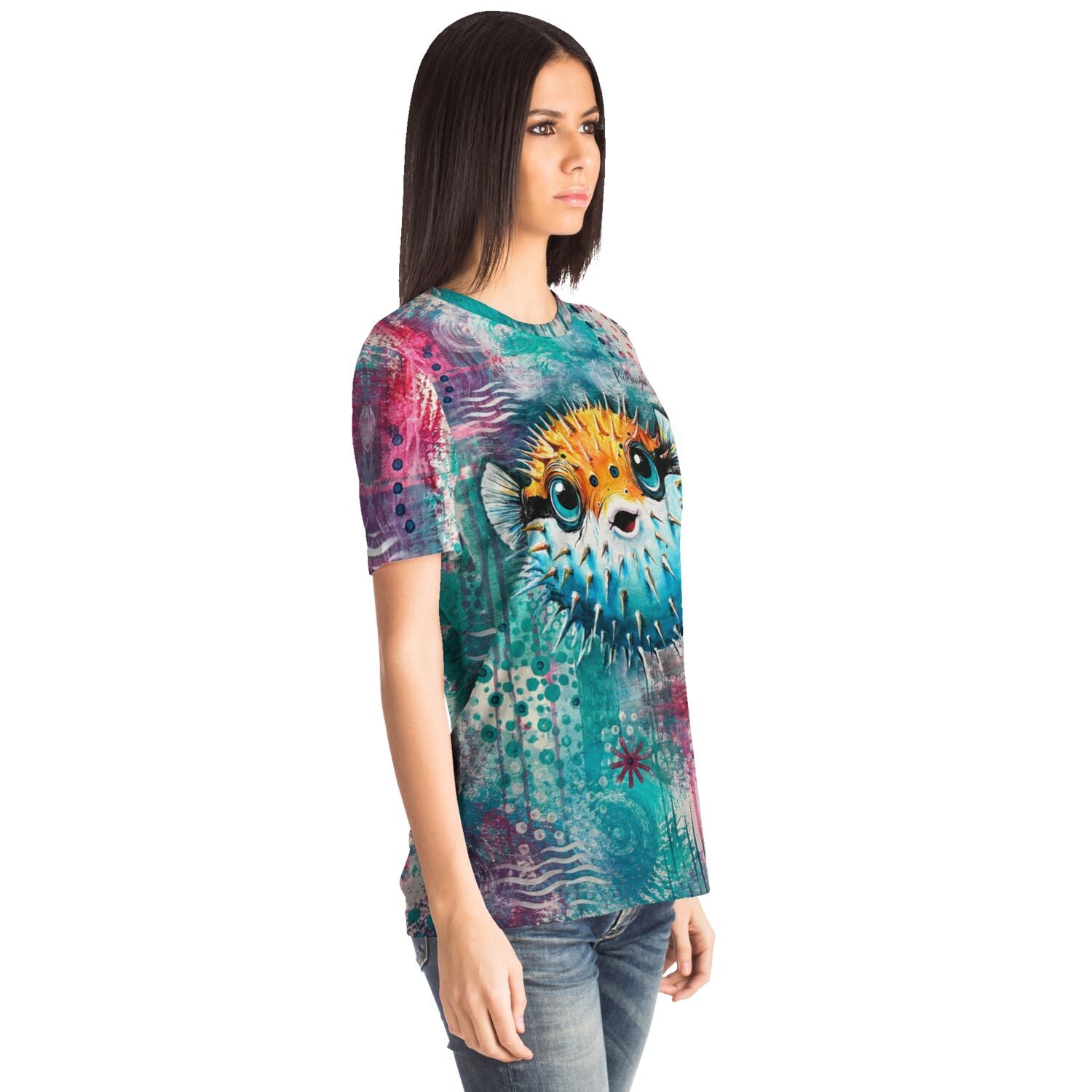Frau trägt buntes T-Shirt mit Kugelfisch-Motiv im Stil von Diamond Painting und Malen nach Zahlen