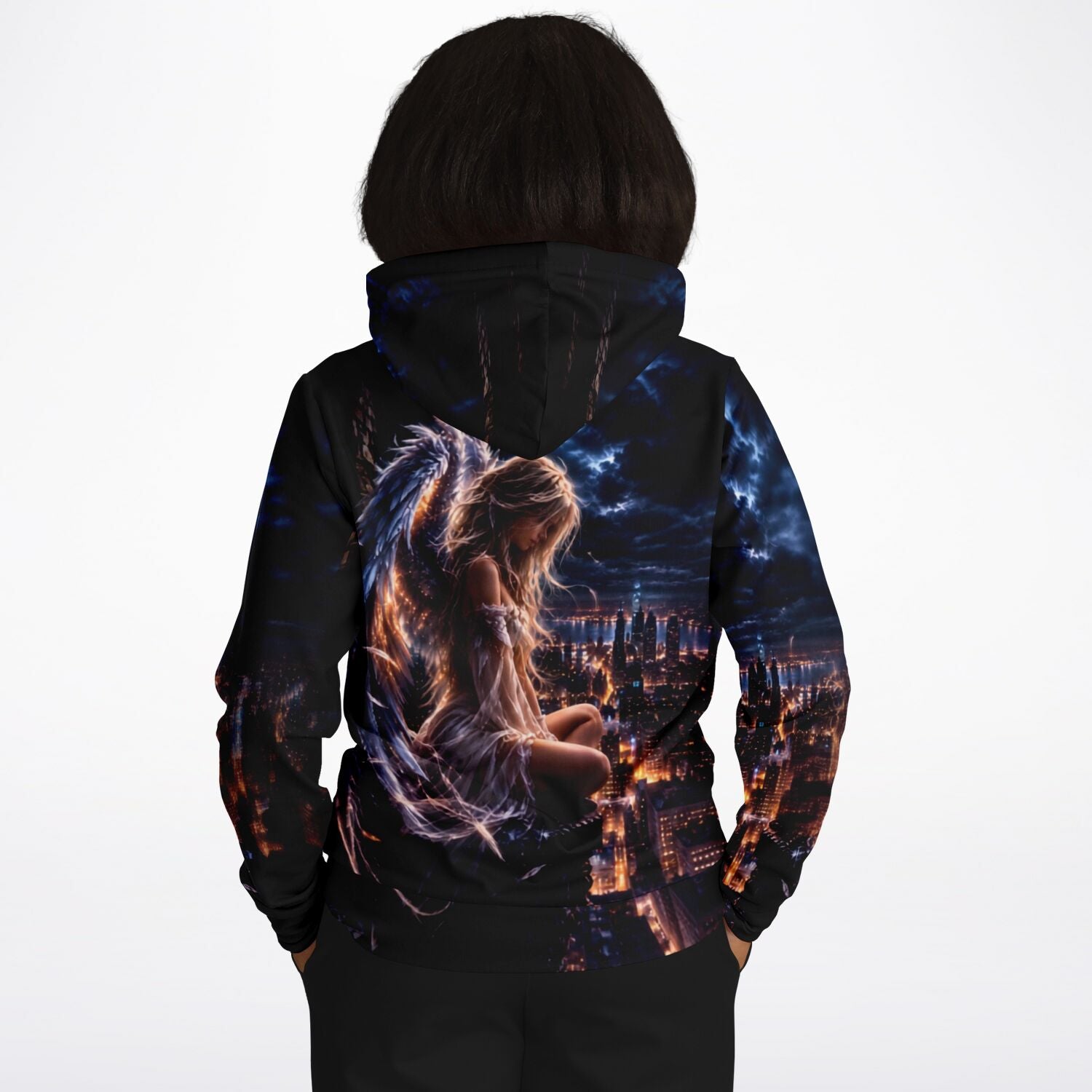 Schwarzer Hoodie mit Dreamer-Design: Engel über beleuchteter City-Skyline, passend zum Stil von Diamond Painting Motiven