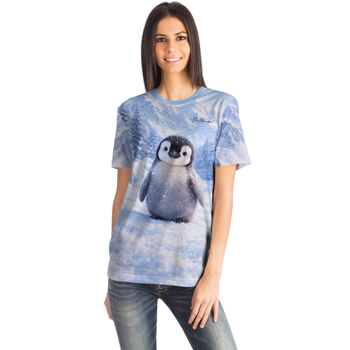 Frau trägt ein T-Shirt mit Pinguin-Motiv im Winter-Design passend zu Diamond Painting und Malen nach Zahlen Designs