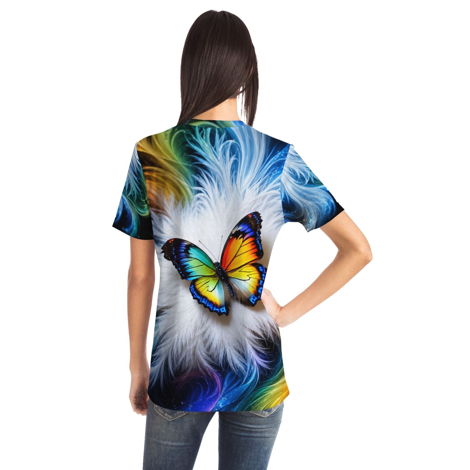 Frau trägt Dreamer T-Shirt mit buntem Schmetterling und Federmotiv, ähnlich wie beliebte Diamond Painting Motive.