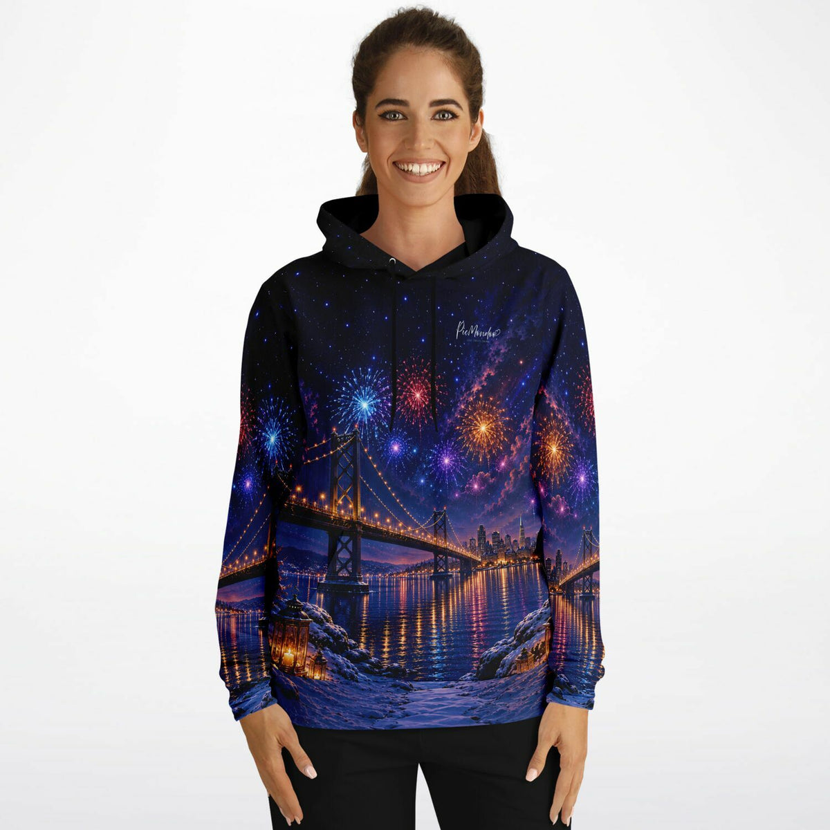 Frau trägt Dreamer Hoodie mit nächtlichem Feuerwerk über einer Brücke als exklusives Motiv für Diamond Painting Fans.