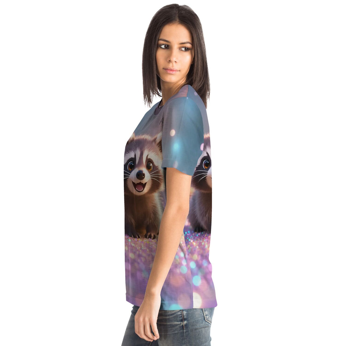 Frau trägt T-Shirt mit niedlichem Waschbär-Motiv und glitzerndem Hintergrund im Diamond Painting Design