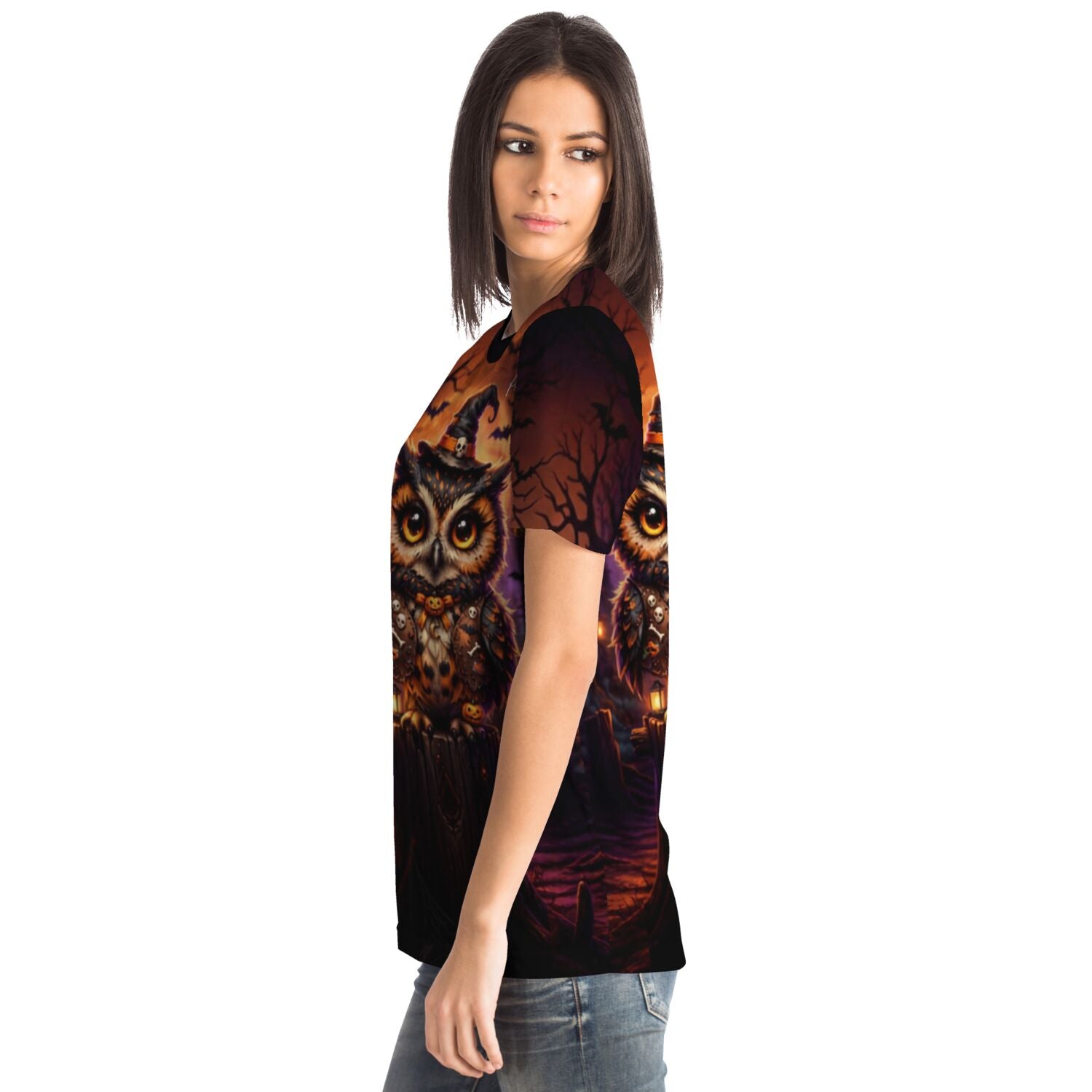 Frau trägt T-Shirt mit Eulen-Motiv im Halloween-Design, inspiriert von Diamond Painting und Malen nach Zahlen Kunst.
