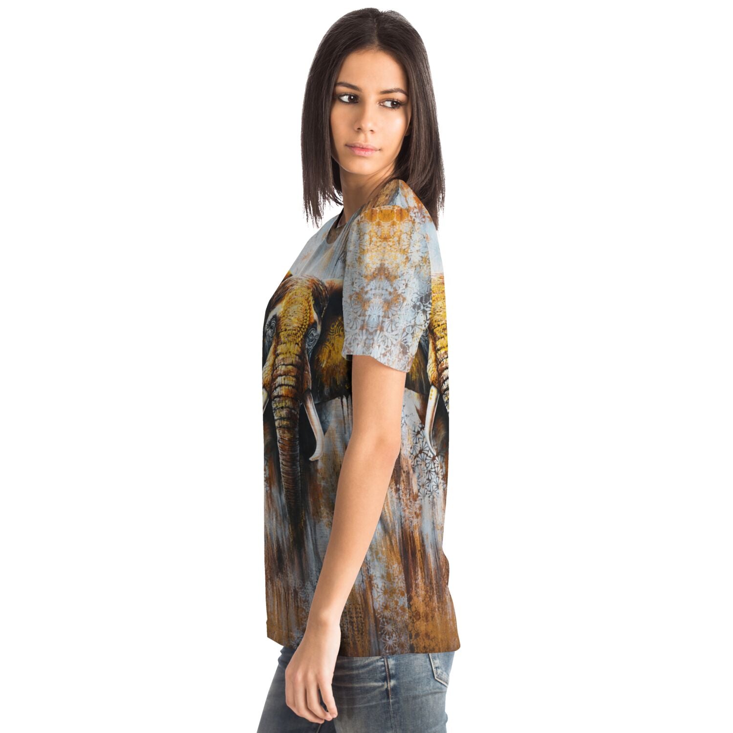 Frau trägt ein T-Shirt mit kunstvollem Elefanten-Motiv im Stil von Diamond Painting und Malen nach Zahlen Designs