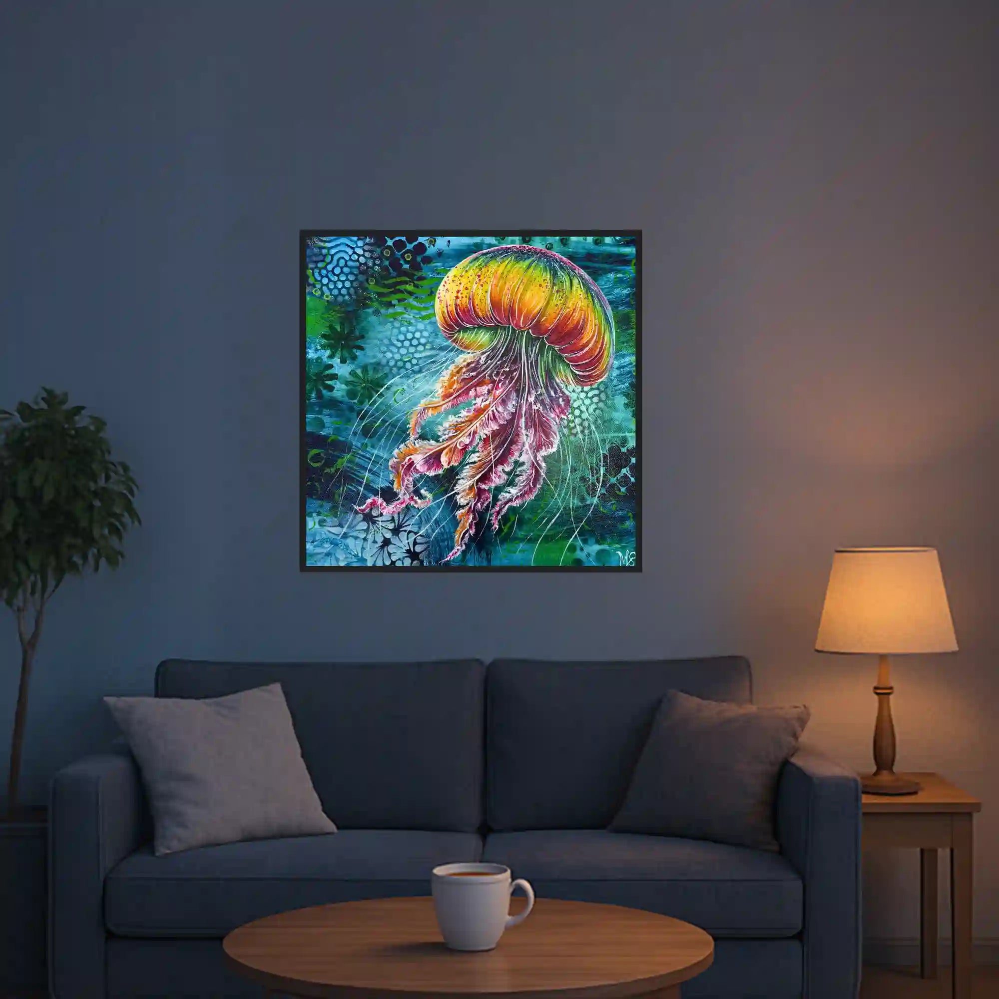 Diamond Painting Set Medusa Solaris als leuchtende Qualle in Gelb- und Rot-Tönen vor einer Wohnzimmerwand.