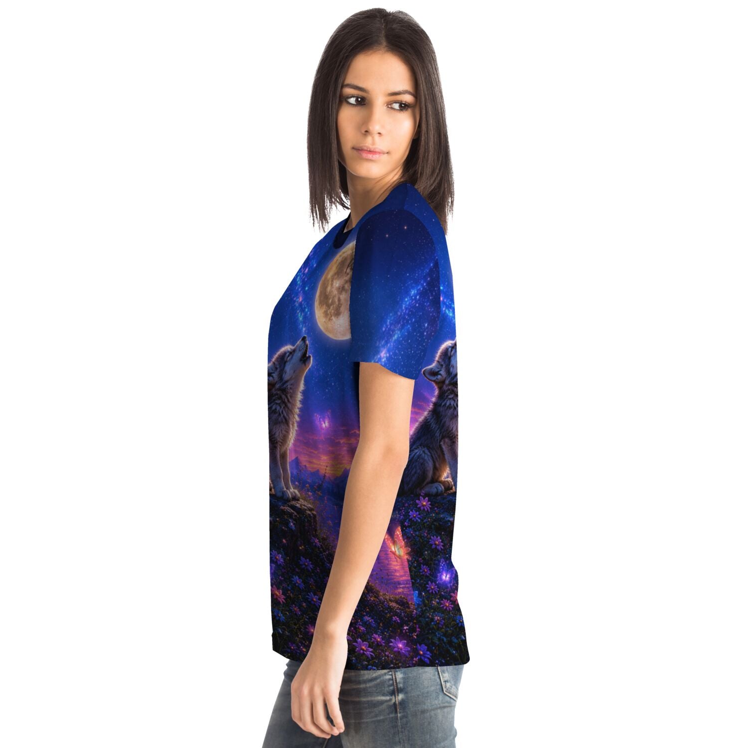 Frau trägt Dreamer T-Shirt mit Wolfsmotiv, Vollmond und Blumenwiese im Stil von Diamond Painting und Malen nach Zahlen Kunst