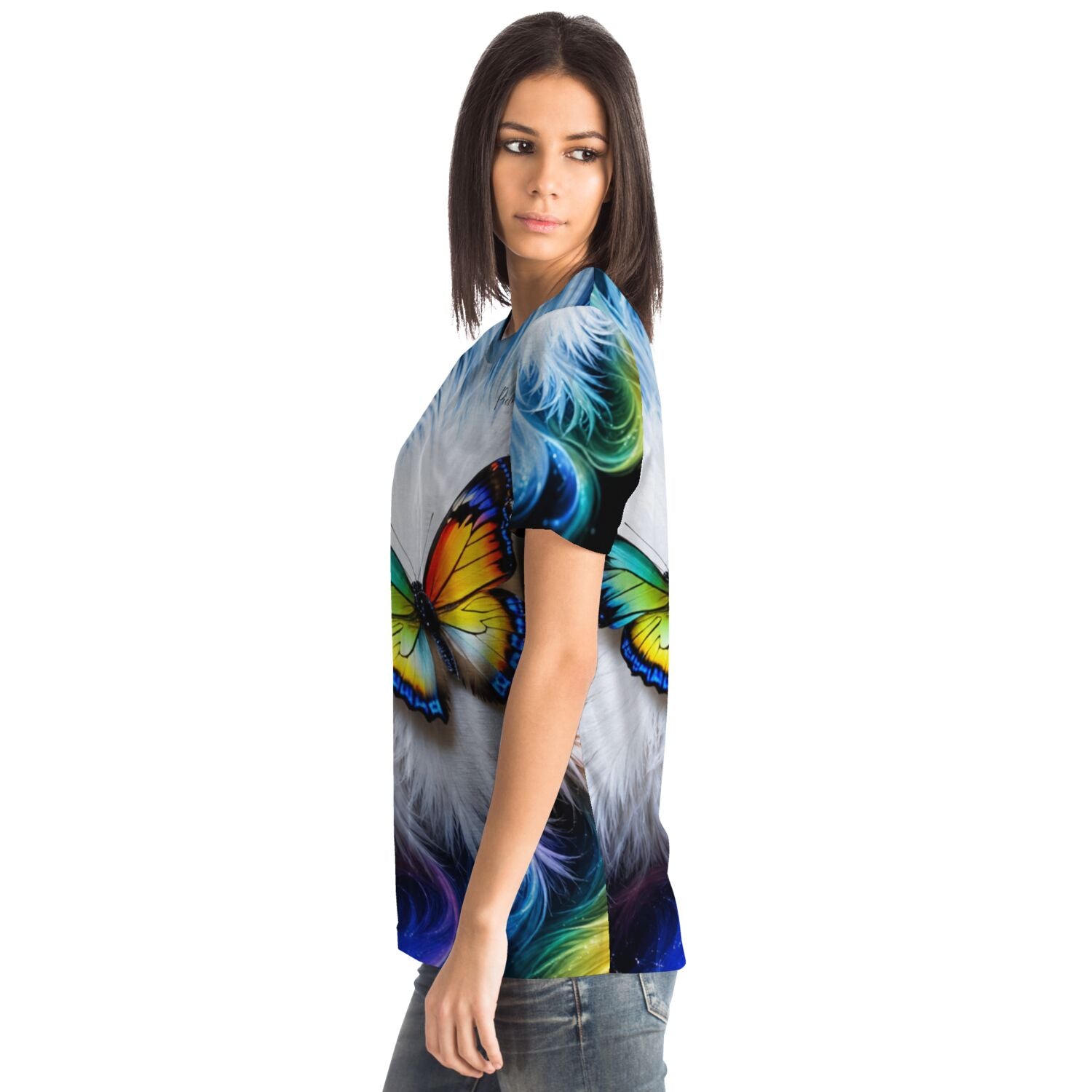 Frau trägt Dreamer T-Shirt mit buntem Schmetterling und Federn im Stil von Diamond Painting Motiven