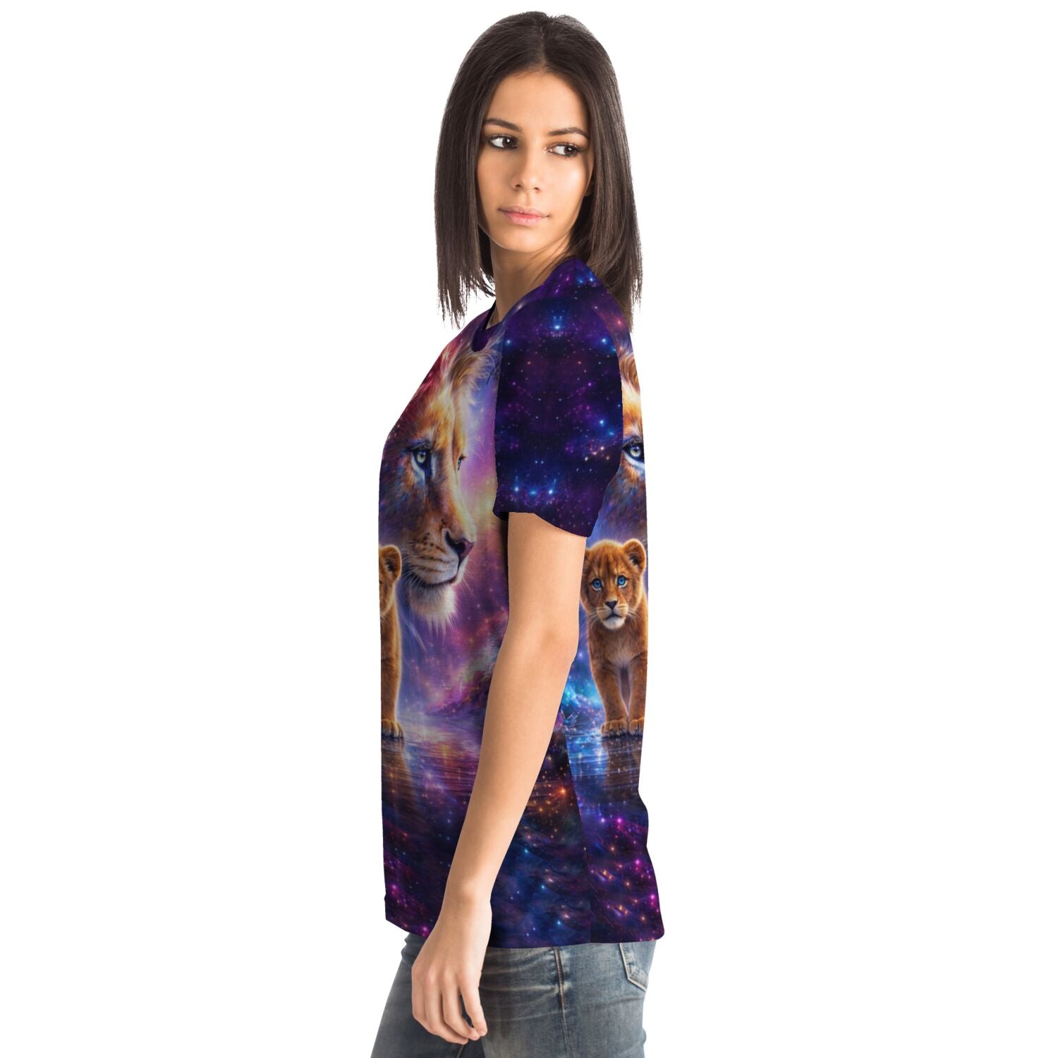 Frau trägt Dreamer T-Shirt mit Löwen-Motiv und Galaxie-Design, passend zum künstlerischen Stil von Diamond Painting