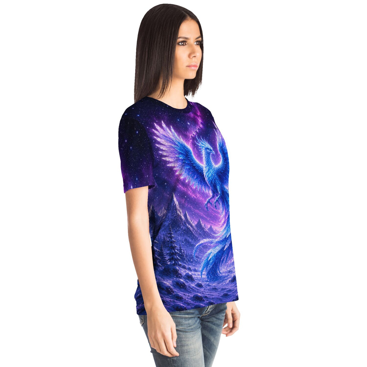 Frau trägt T-Shirt mit Winterphönix Motiv in galaktischen Farben, perfekt für Fans von Diamond Painting und DIY-Kunst.