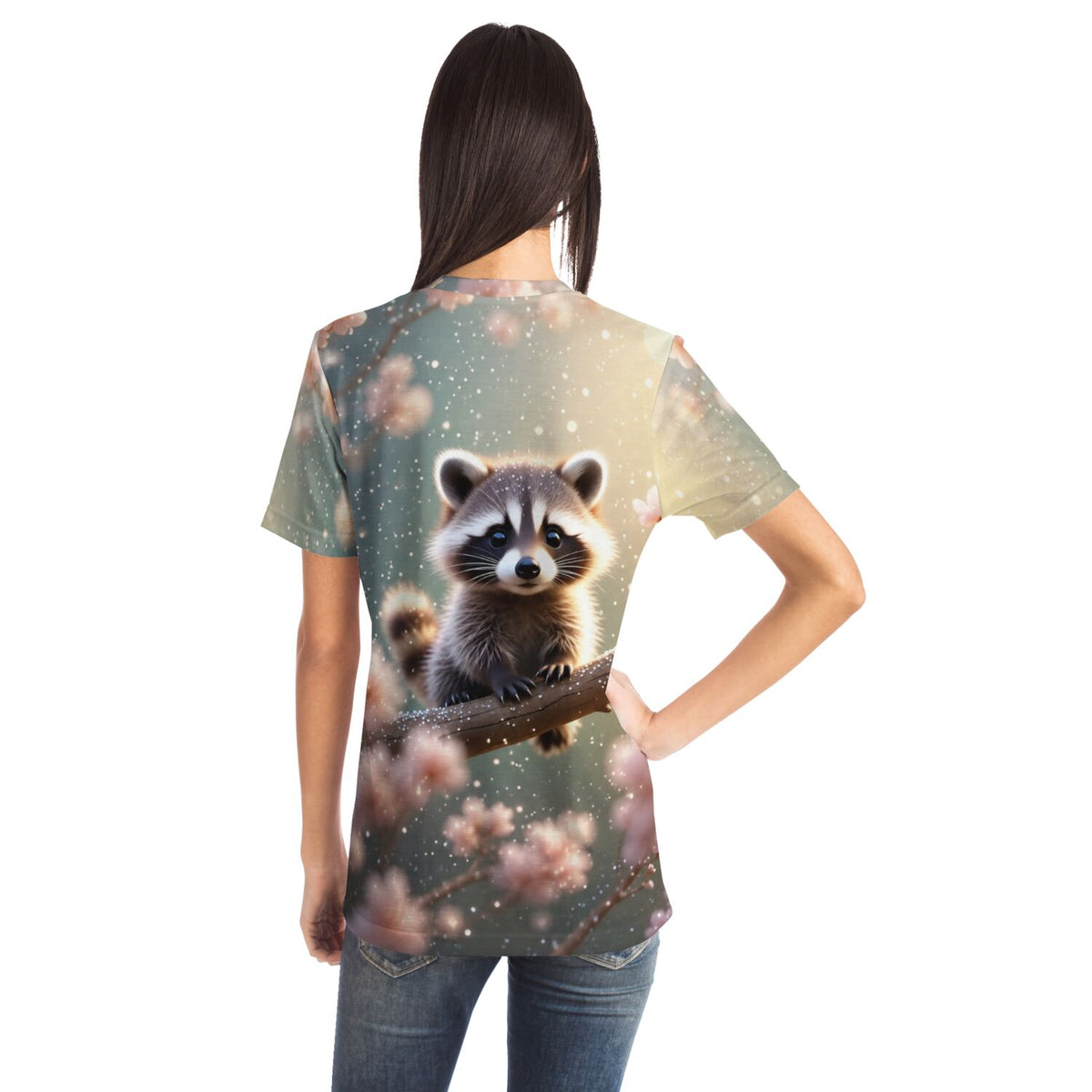T-Shirt mit Waschbär Klettermax Motiv, digitaler Kunstdruck eines niedlichen Waschbären auf einem Ast im Kirschblütenregen