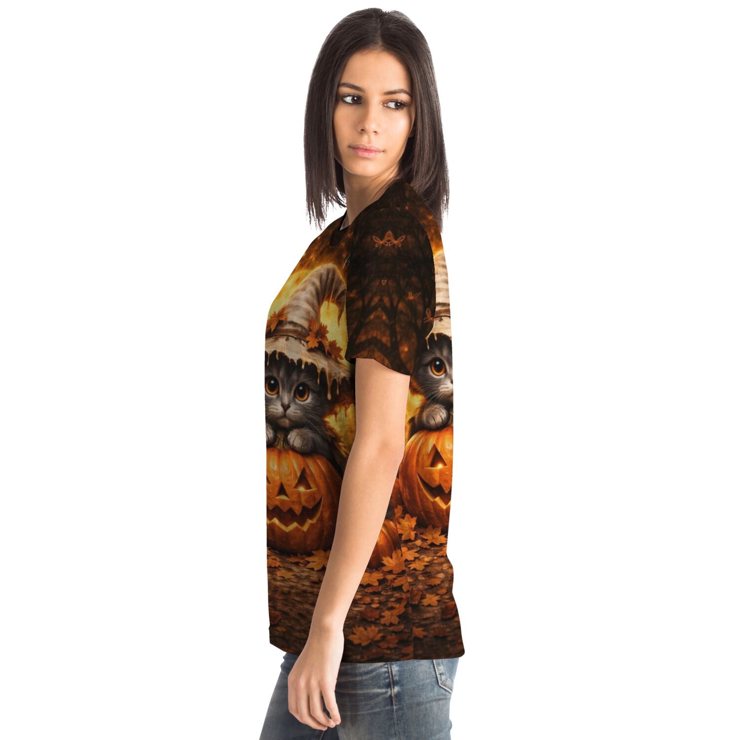 Frau trägt Dreamer T-Shirt mit kleiner Kürbishexe Motiv, passend im Stil zu Diamond Painting und Malen nach Zahlen Designs