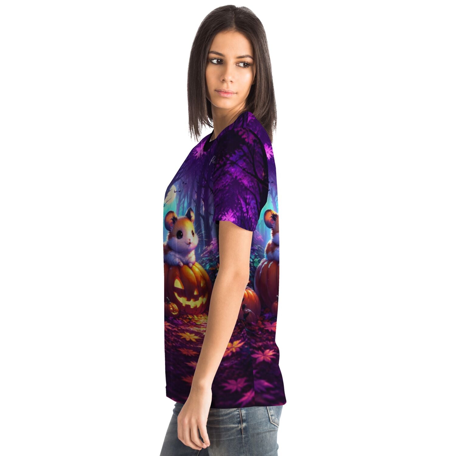 Frau trägt ein T-Shirt mit süßem Hamster und Kürbis-Print im magischen Wald, inspiriert von Diamond Painting Motiven
