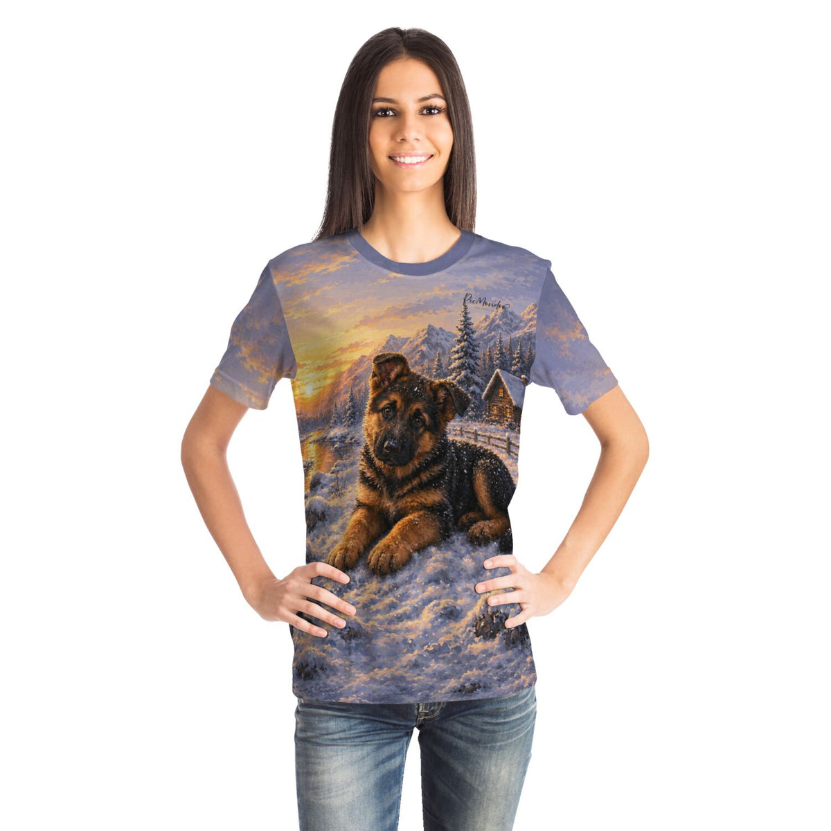 Frau trägt ein T-Shirt mit dem Diamond Painting Motiv Lokis erster Winter, ein Deutscher Schäferhund im verschneiten Gebirge