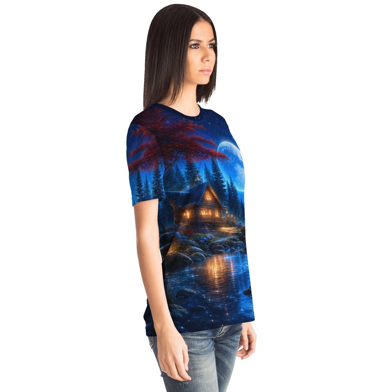 Frau trägt Dreamer T-Shirt mit Waldhaus im Mondlicht Motiv, das an ein Diamond Painting oder Malen nach Zahlen Design erinnert