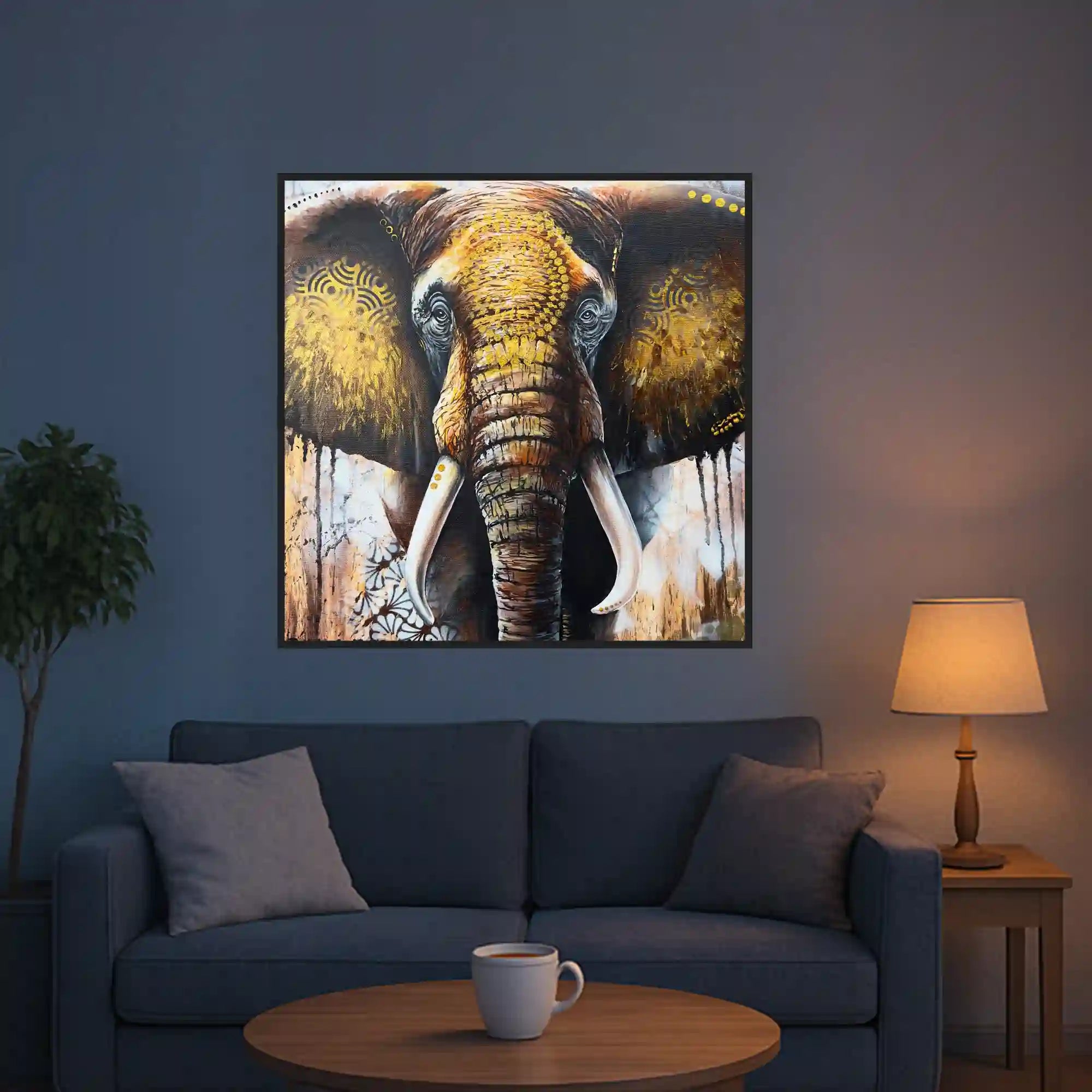 XXL Diamond Painting Elefant Porträt mit goldenen Ornamenten und Feenstaubeffekt als dekoratives Wandbild im Wohnzimmer.