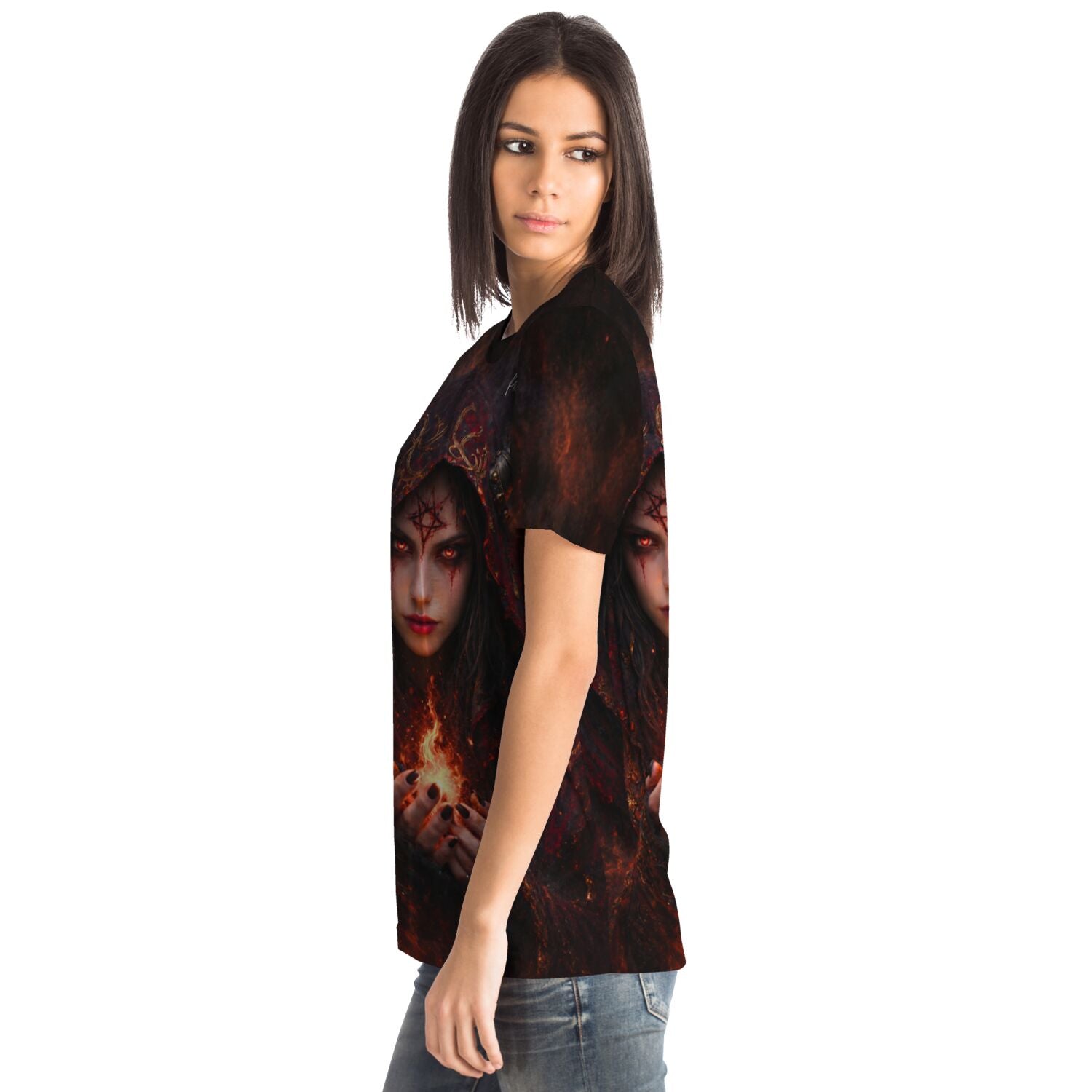 Frau trägt Dreamer T-Shirt mit Lilith Fantasy-Motiv, brennenden Augen und Flammen in den Händen im dunklen Design.