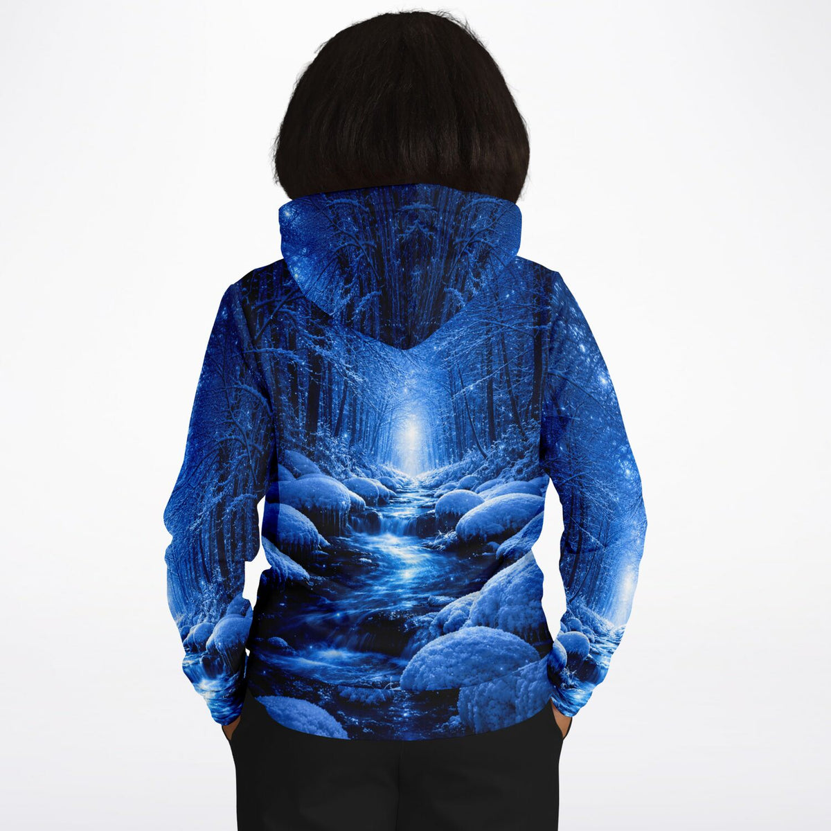 Dreamer Hoodie mit blauem Winterwald-Motiv, inspiriert von atmosphärischen Designs wie Diamond Painting und Malen nach Zahlen