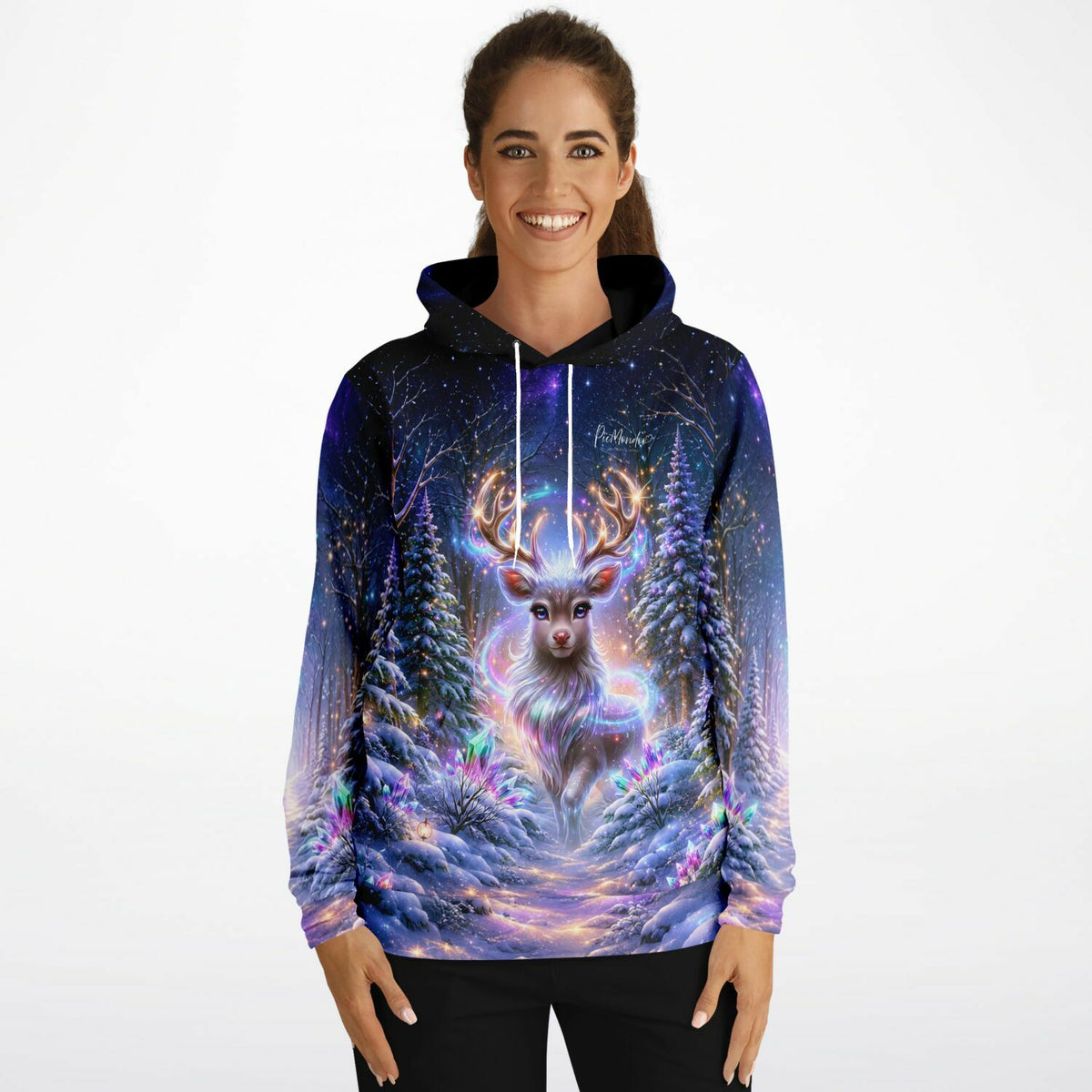 Frau trägt Hoodie mit Magie des Winterwaldes Motiv, passend zum künstlerischen Stil von Diamond Painting und Malen nach Zahlen